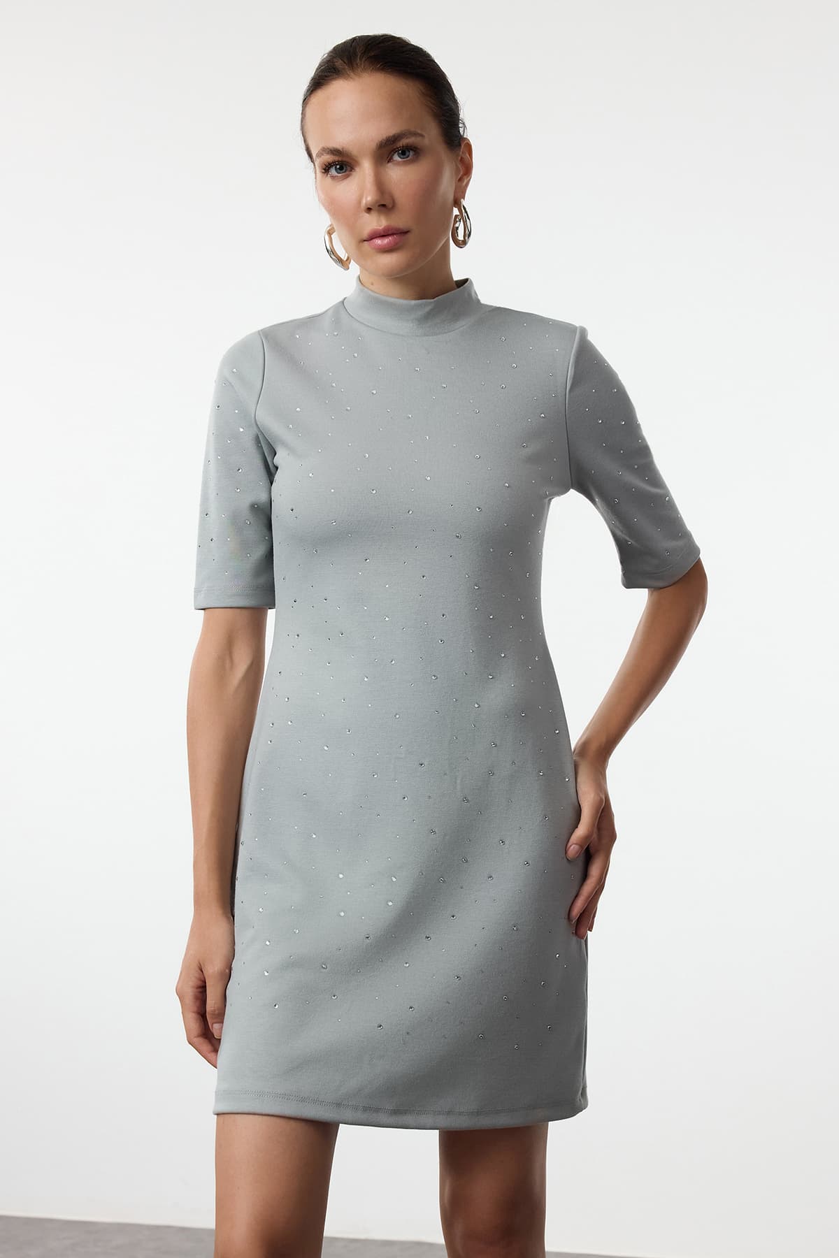 Trendyolmilla Açık Antrasit Taş Detaylı Skater/Belden Açılan Kısa Kollu Mini Örme Kalem Elbise TWOAW24EL00395
