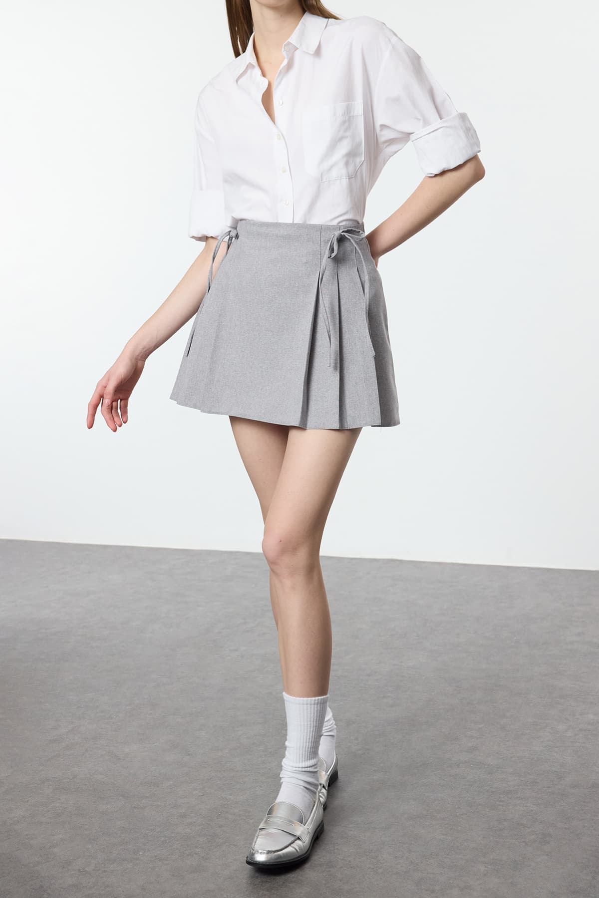 Gri Plise ve Kurdele Detaylı Mini Boy Dokuma Etek