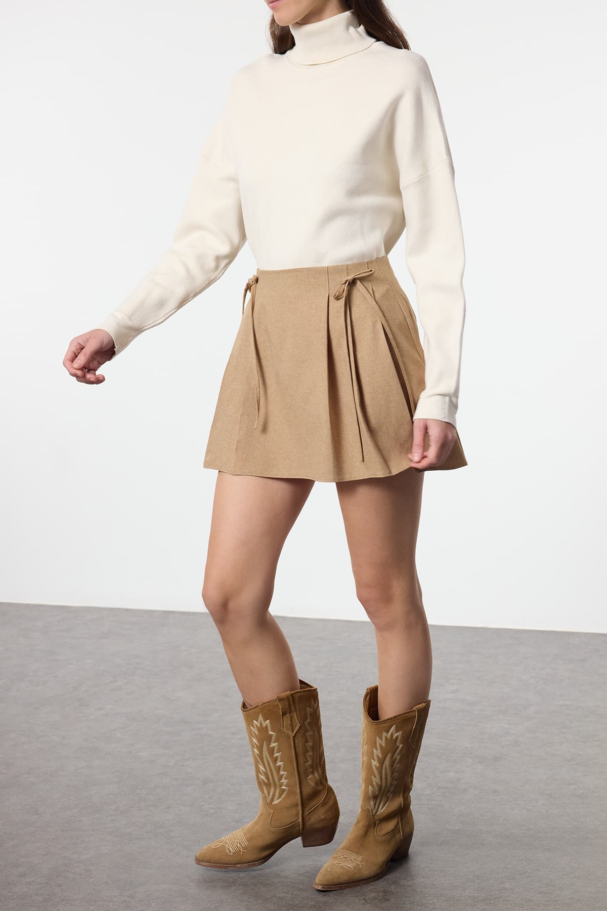 Bej Plise ve Kurdele Detaylı Mini Boy Dokuma Etek