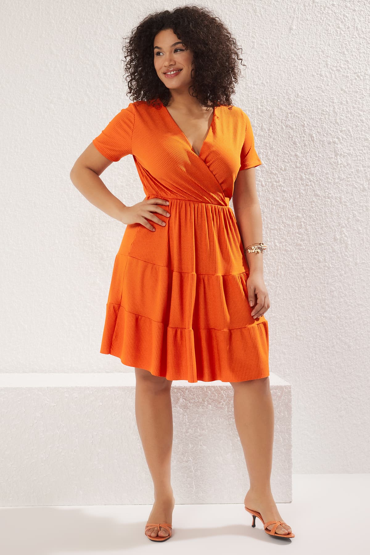 Trendyolmilla Curve Turuncu V Yaka Stakter Örme Büyük Beden Elbise TBBSS22EL1638