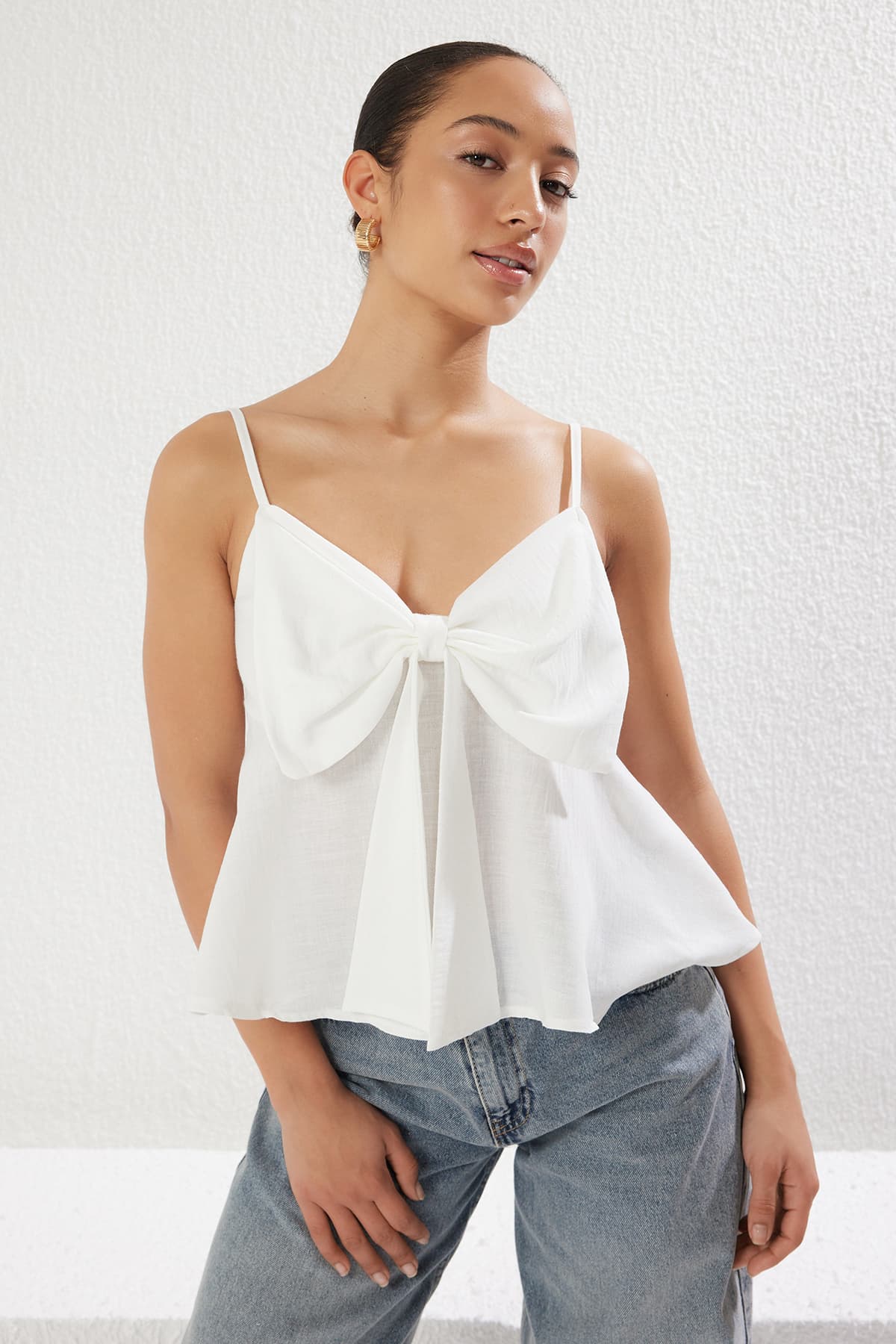 Beyaz Keten Görünümlü Fiyonk Detaylı Askılı Dokuma Bluz