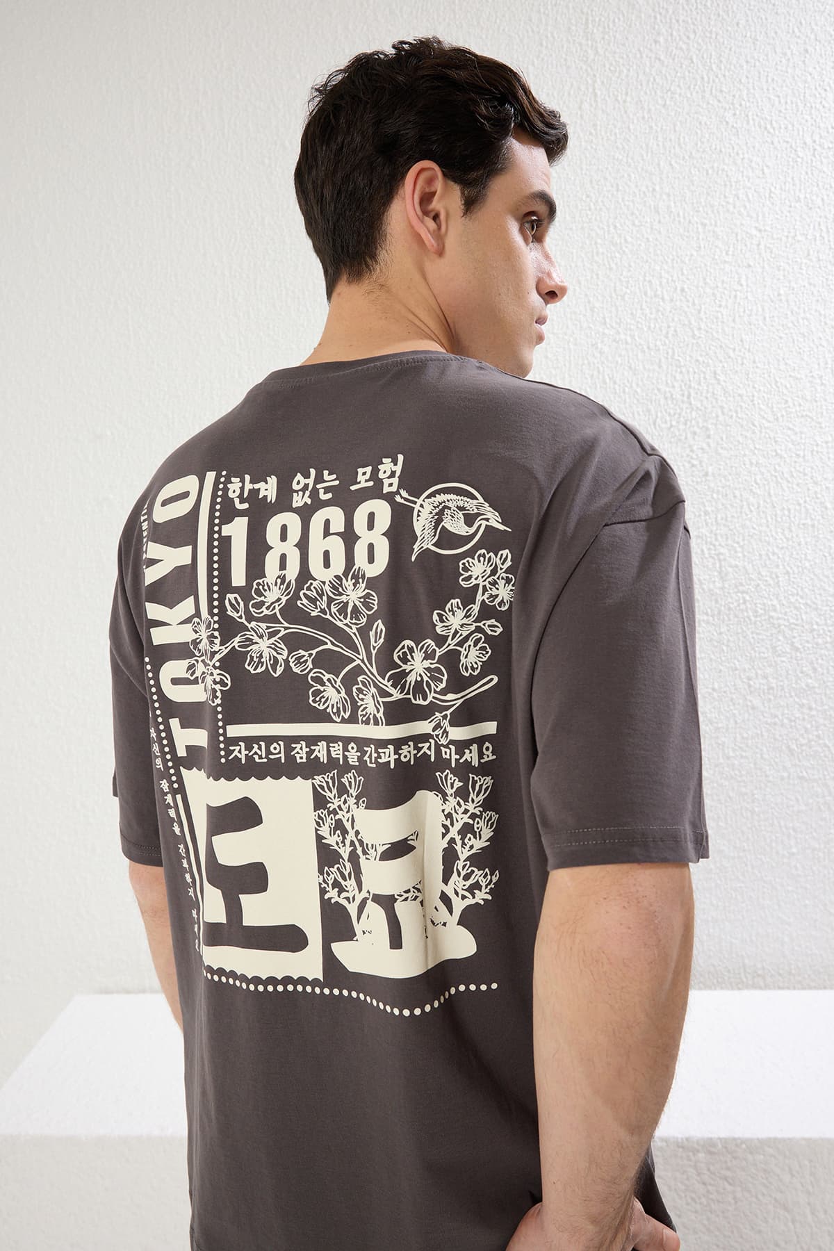 Antrasit Oversize/Geniş Kesim Uzak Doğu Baskılı %100 Pamuklu T-Shirt