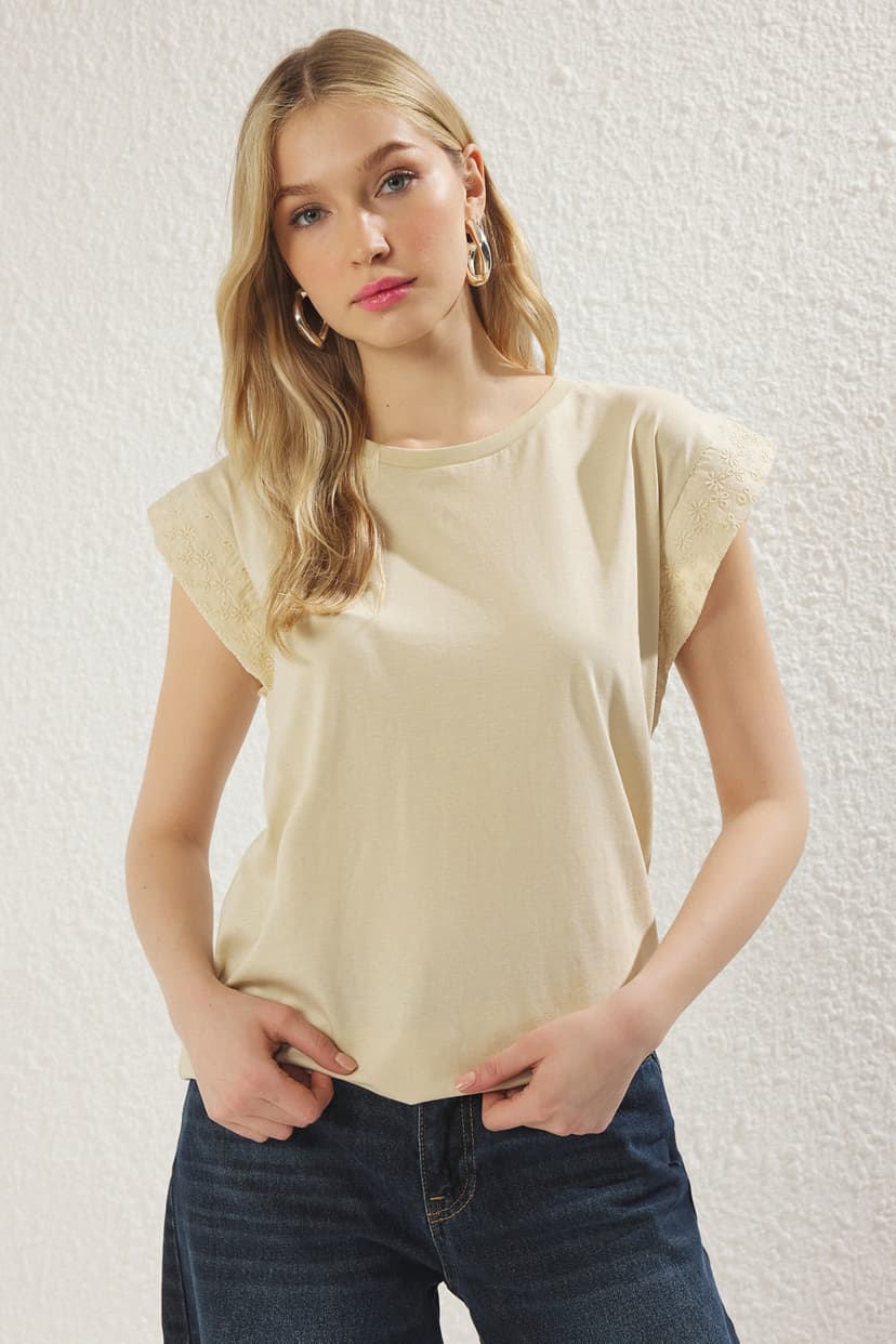 Taş Brode Kol Detaylı %100 Pamuk Vatka Görünümlü Basic Bisiklet Yaka Örme T-Shirt
