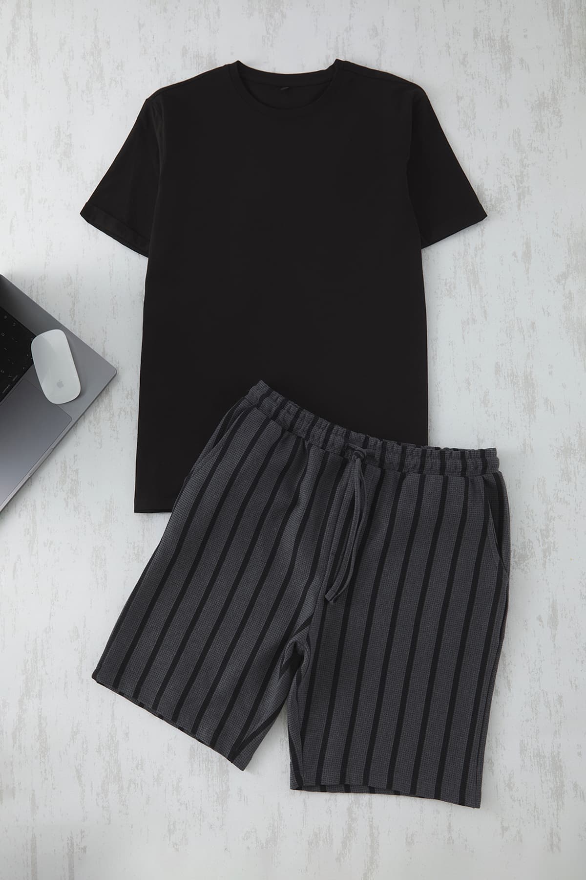 Trendyolmilla Man Siyah - Antrasit Regular Fit Çizgili Örme Şortlu Pijama Takımı TMNSS25PT00029