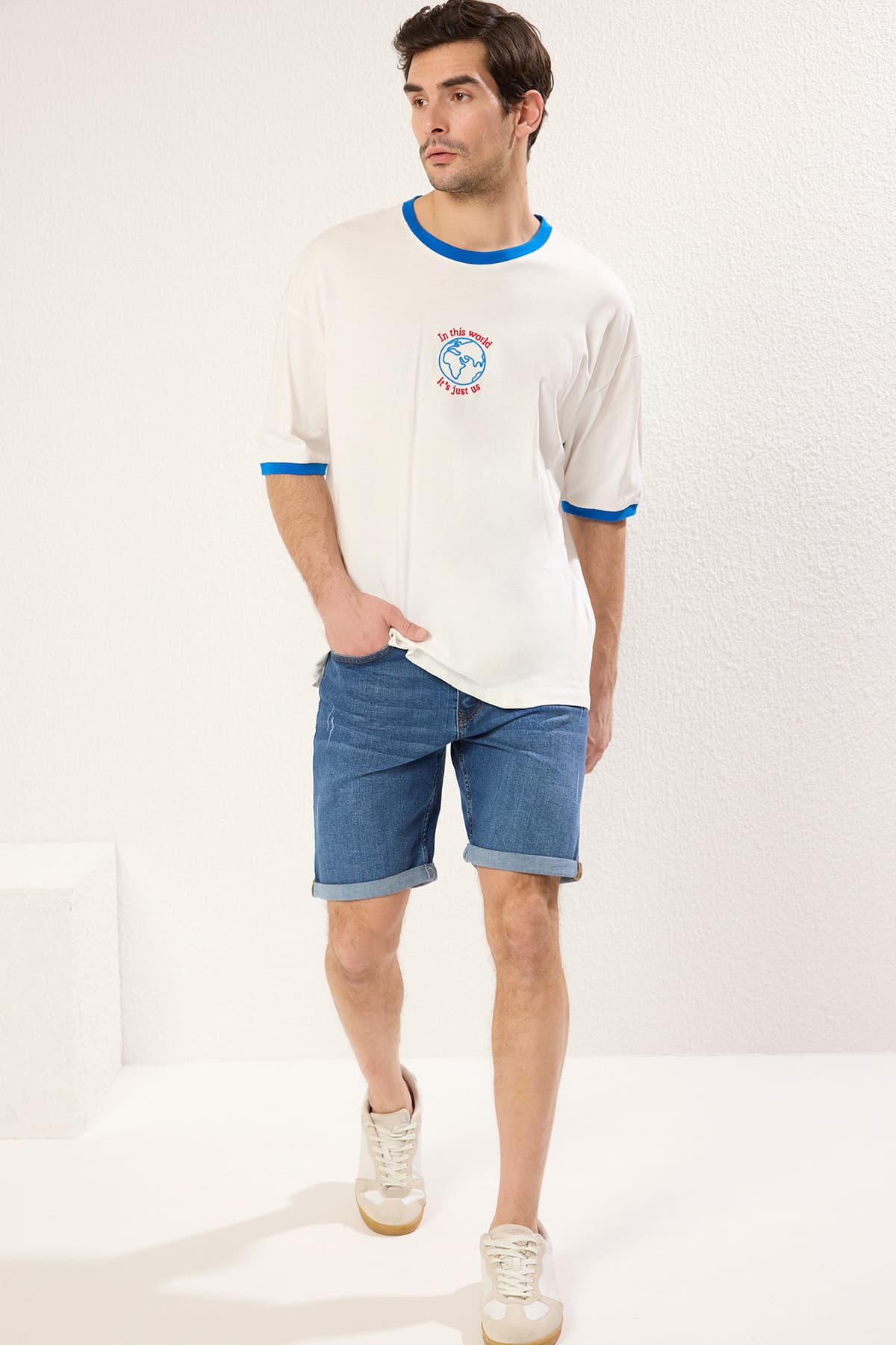 Indigo Slim Fit Tırmık Destroylu Denim Kot Şort