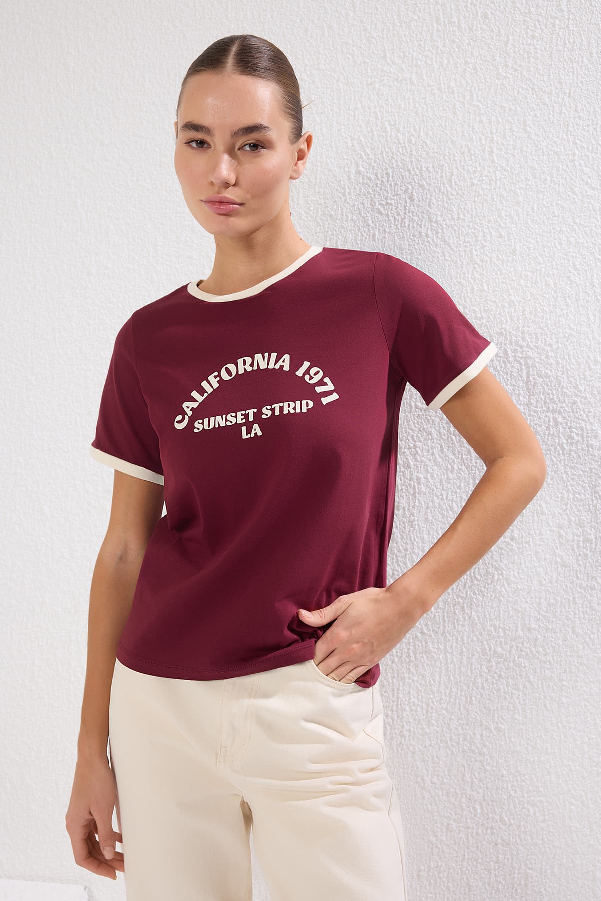 Bordo %100 Pamuk Slogan Baskılı Kontrast Biye Detaylı Örme T-Shirt