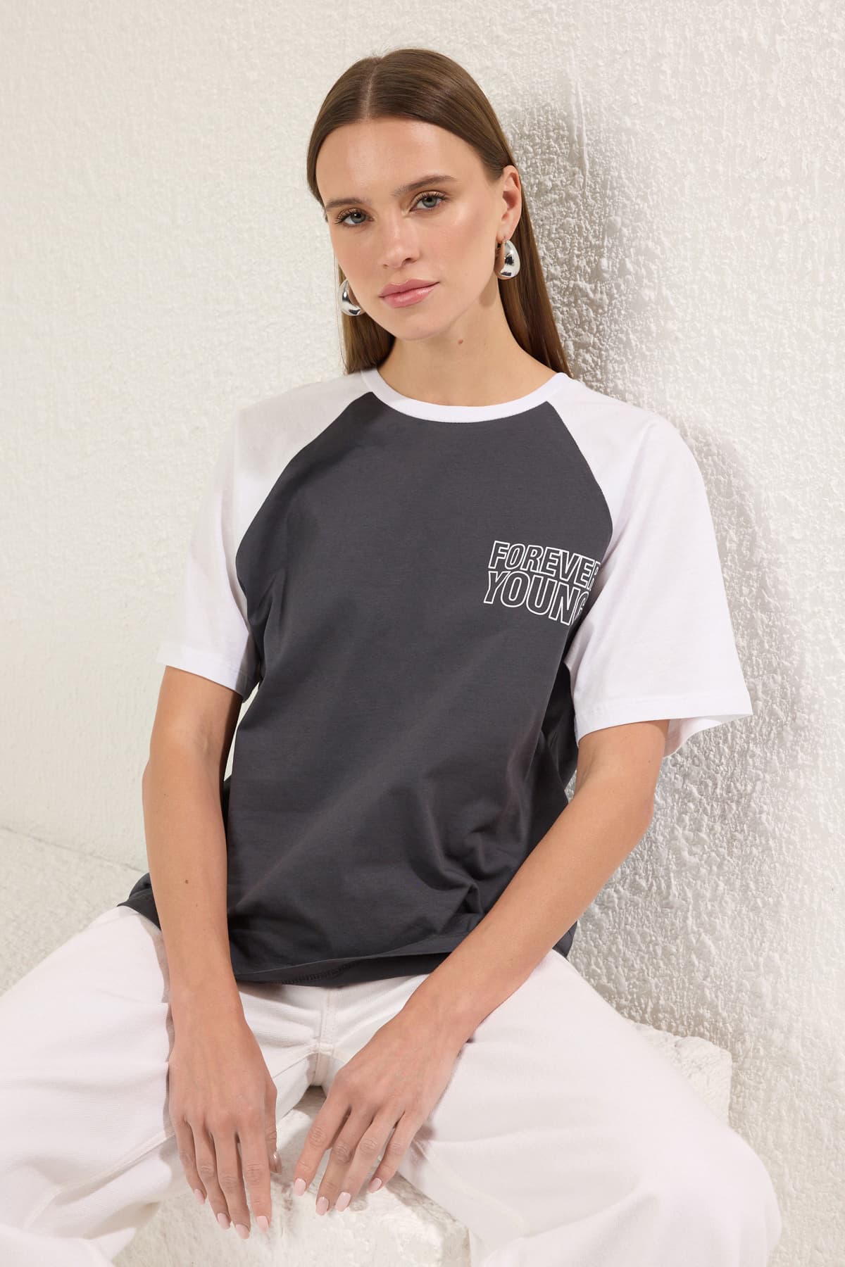 Antrasit %100 Pamuk Renk Bloklu Sloganlı Relaxed/Rahat Kesim Örme T-Shirt