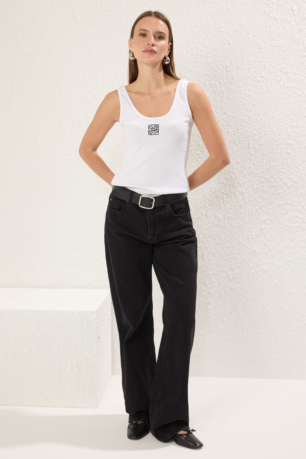 Beyaz Nakışlı Fitted/Vücuda Oturan Havuz Yaka Fitilli Esnek Örme Atlet