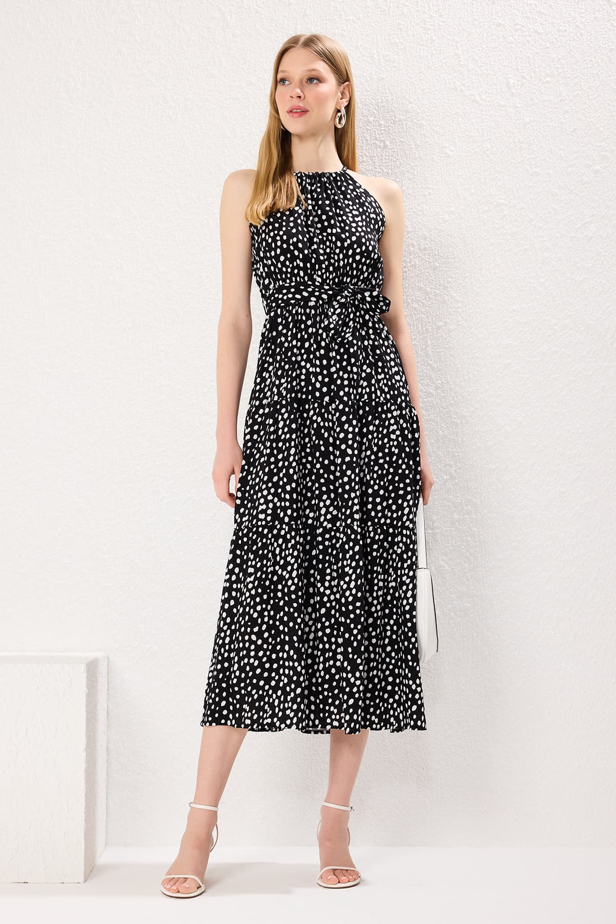 Trendyolmilla Siyah Kuşaklı Shift Boyundan Bağlamalı Halter Yaka Shally Maxi Dokuma Elbise TWOSS24EL00872