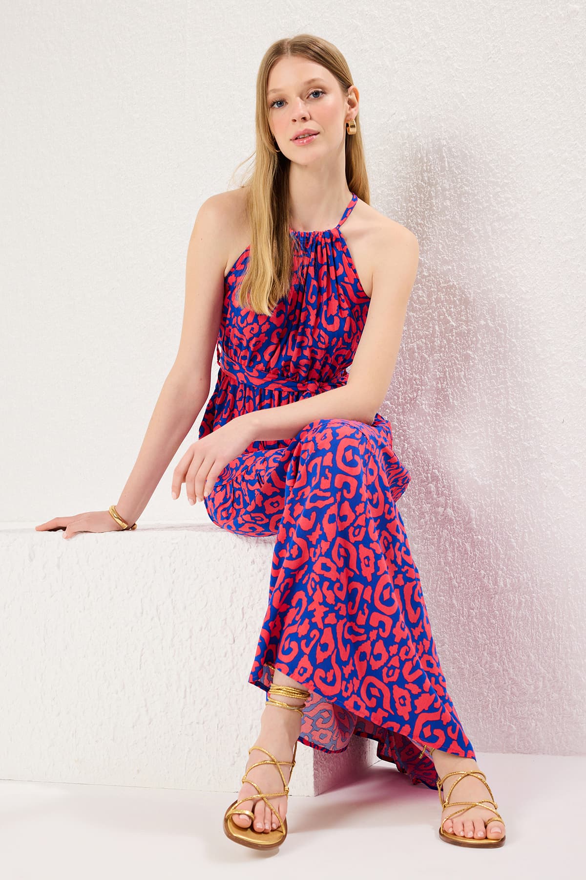 Trendyolmilla Pembe Kuşaklı Shift Boyundan Bağlamalı Halter Yaka Shally Maxi Dokuma Elbise TWOSS24EL00872