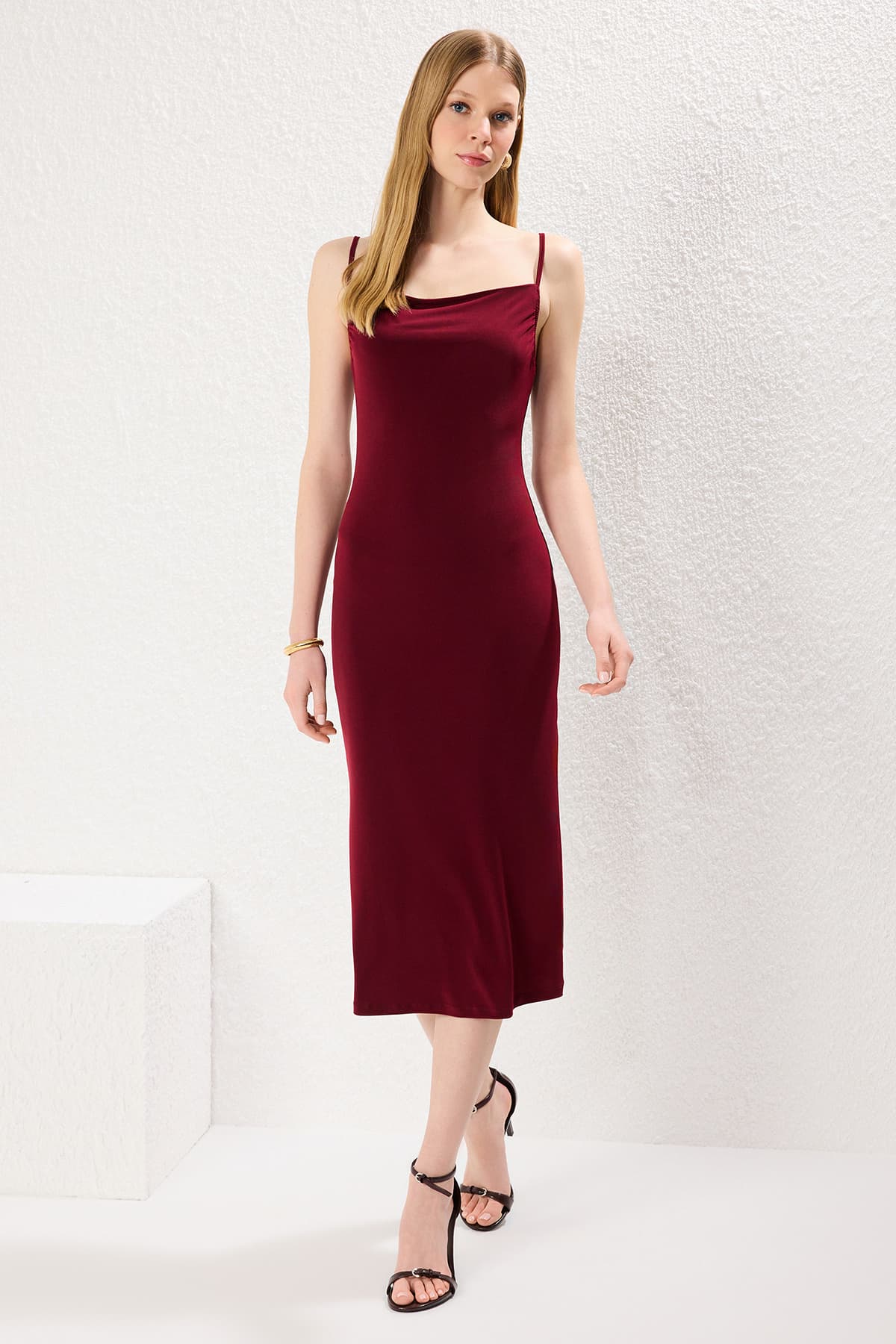 Bordo Vücuda Oturan Degaje Yaka Midi Esnek Örme Kalem Elbise