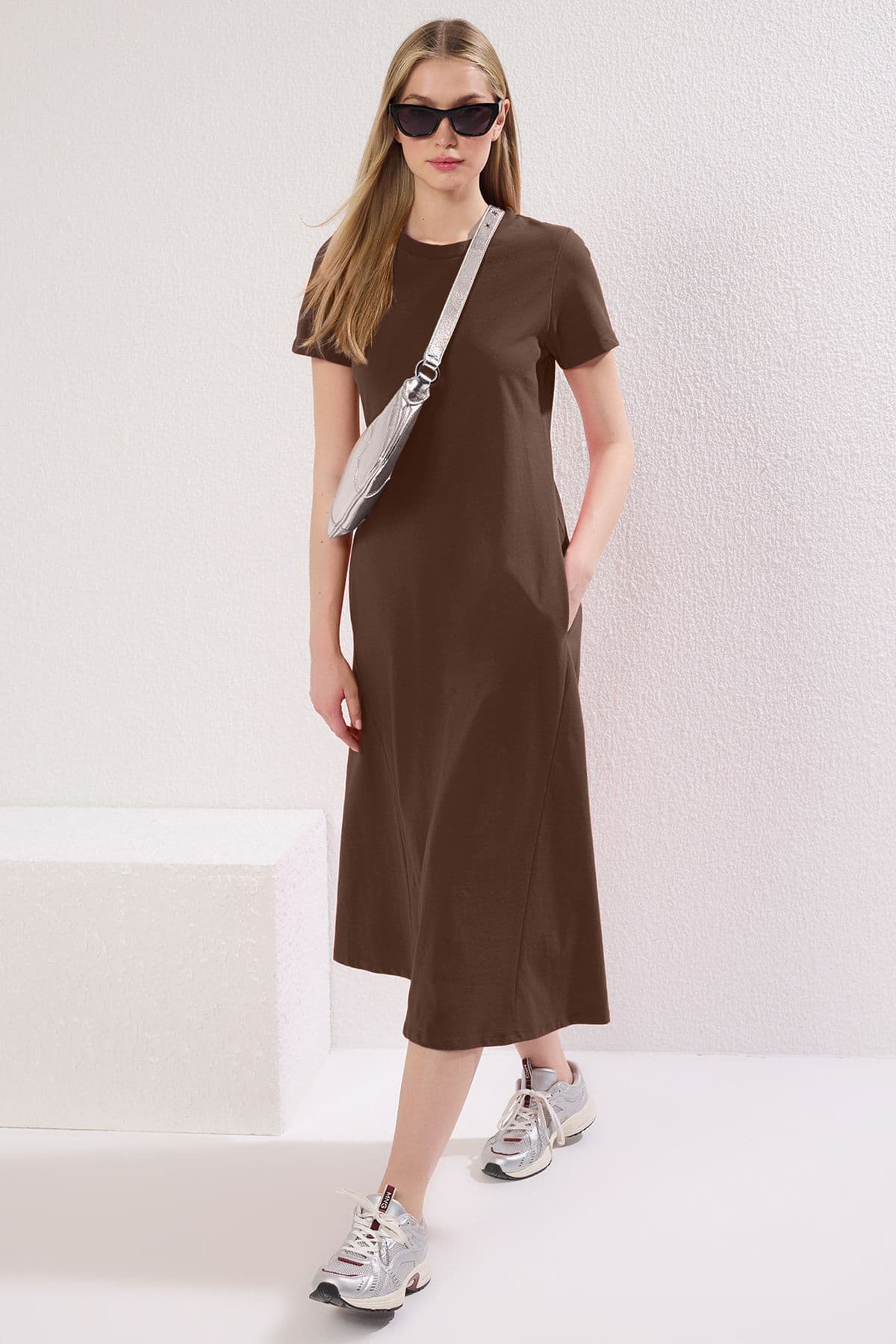 Kahverengi Düz T-shirt Elbise Cep Midi Örme Elbise