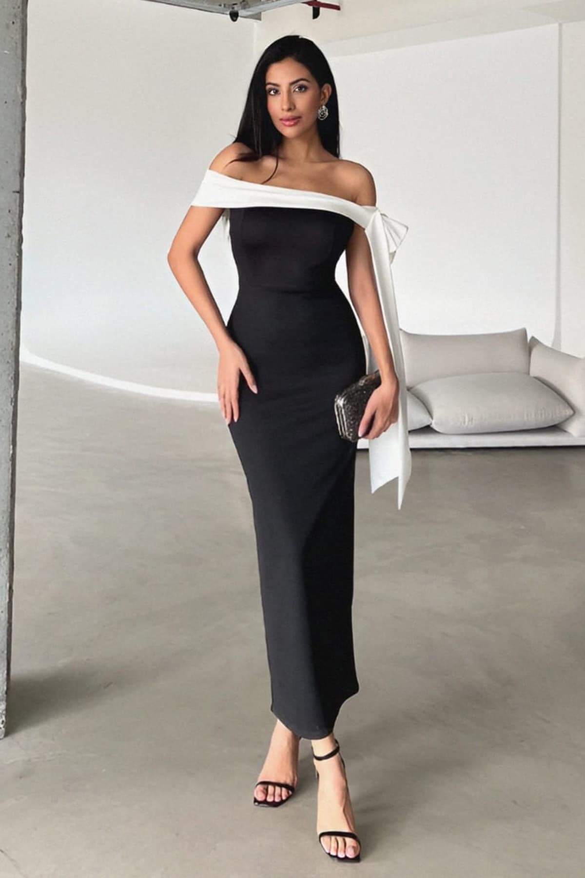Siyah-Beyaz Vücuda Oturan Omuz Fiyonk Detaylı Örme Şık Abiye Gece Mezuniyet Elbisesi