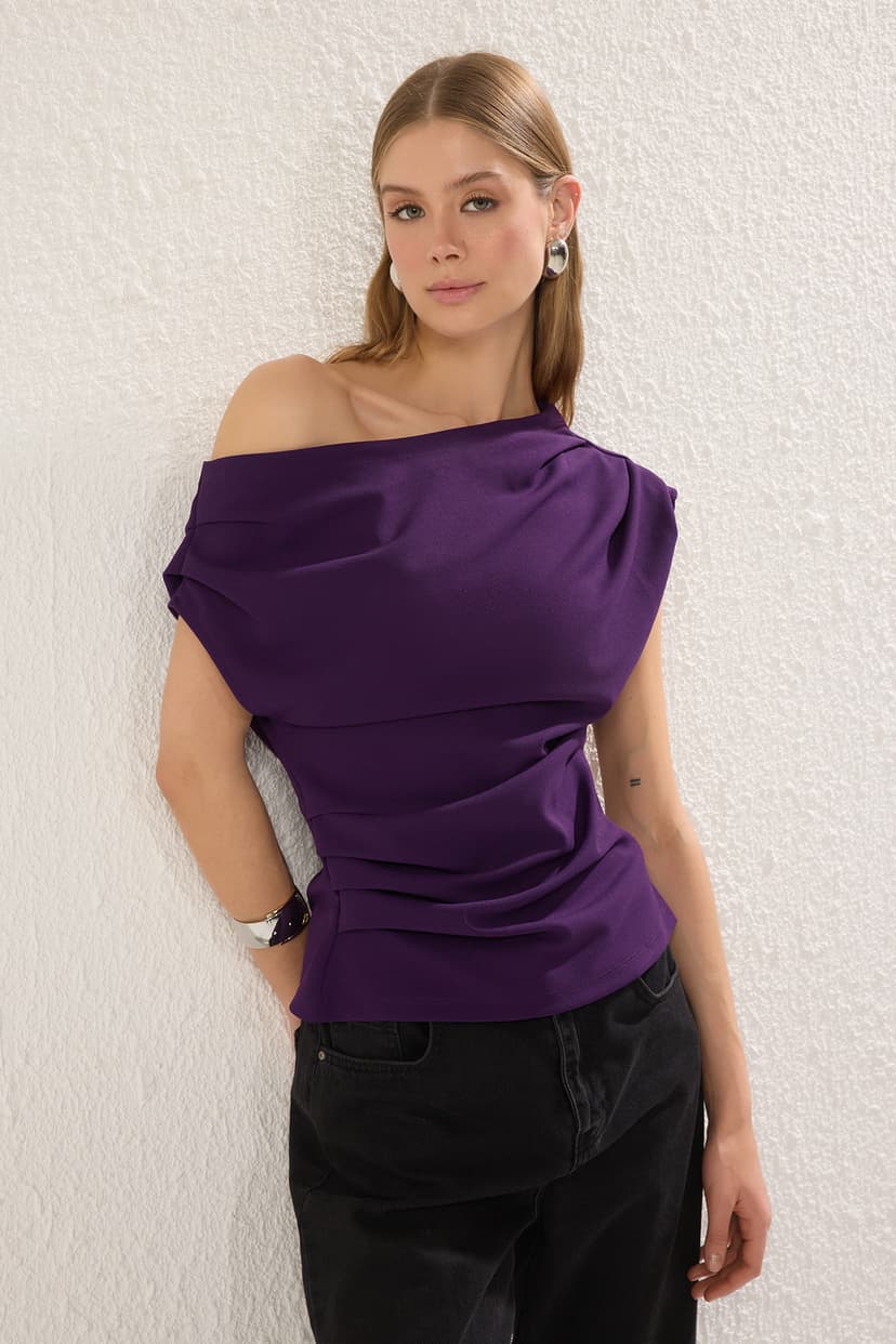 Mor Büzgü/Drape Detaylı Dökümlü Asimetrik Yaka Örme Bluz