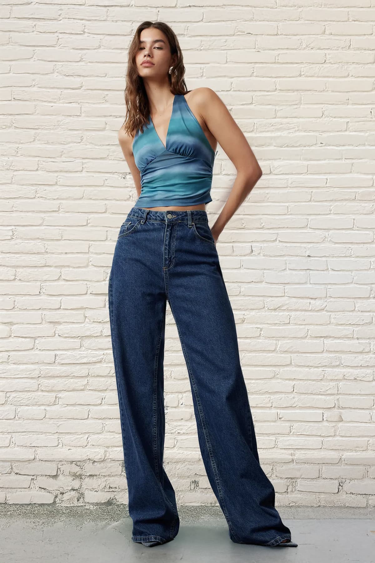 Indigo Boyundan Bağlamalı Vücuda Oturan Esnek Crop Örme Bluz