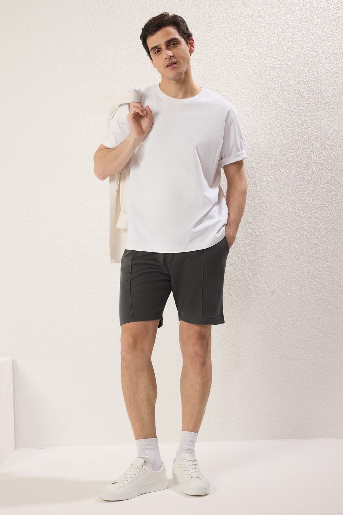 Antrasit Regular/Normal Kesim Orta Boy Dokulu Lastik Belli Dikiş Detaylı Pike Şort