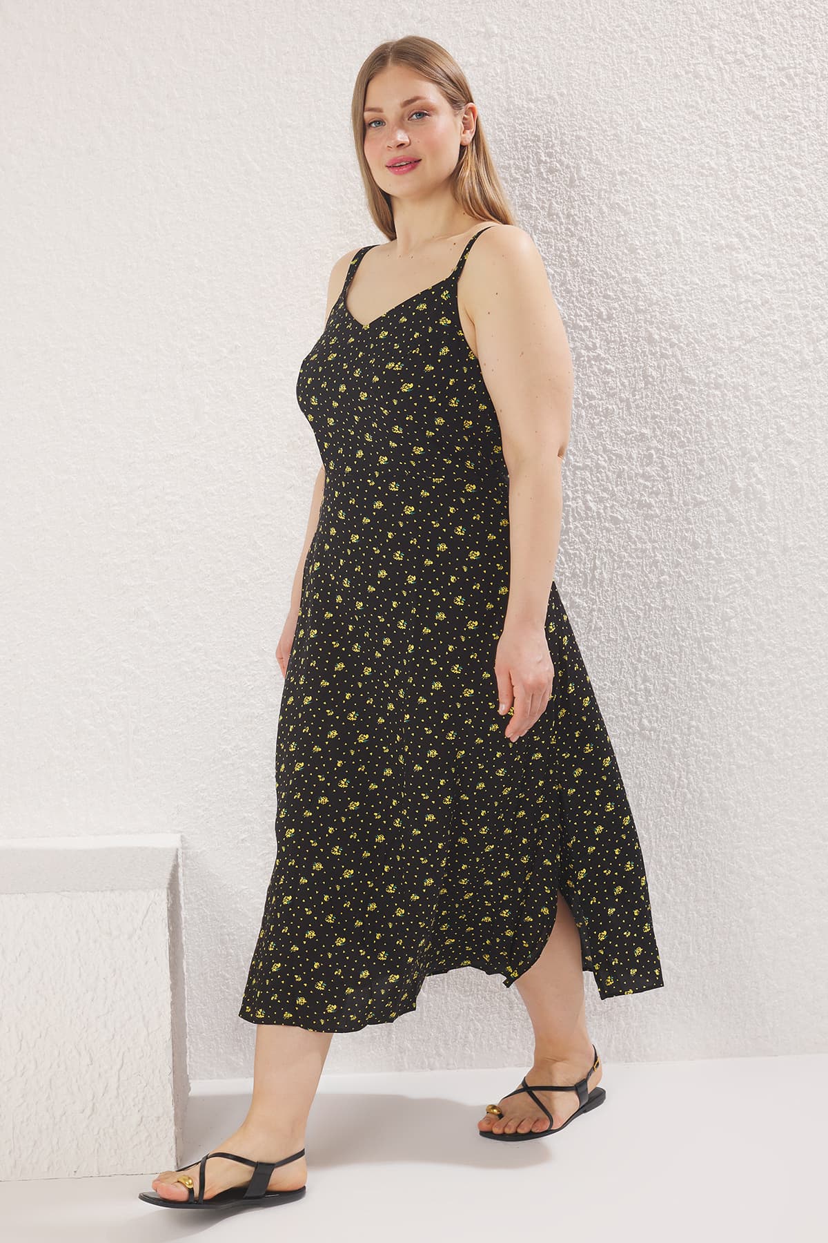 Trendyolmilla Curve Siyah Çiçekli V Yaka Dokuma Ayarlanabilir Askılı Uzun Elbise TBBSS22AH0055