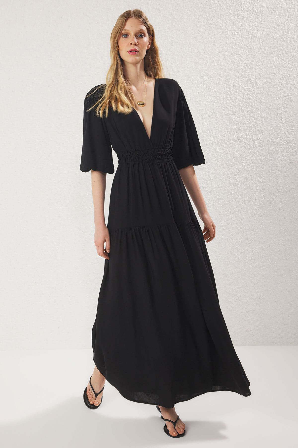 Siyah Belden Açılan V Yakalı Maxi Dokuma Elbise