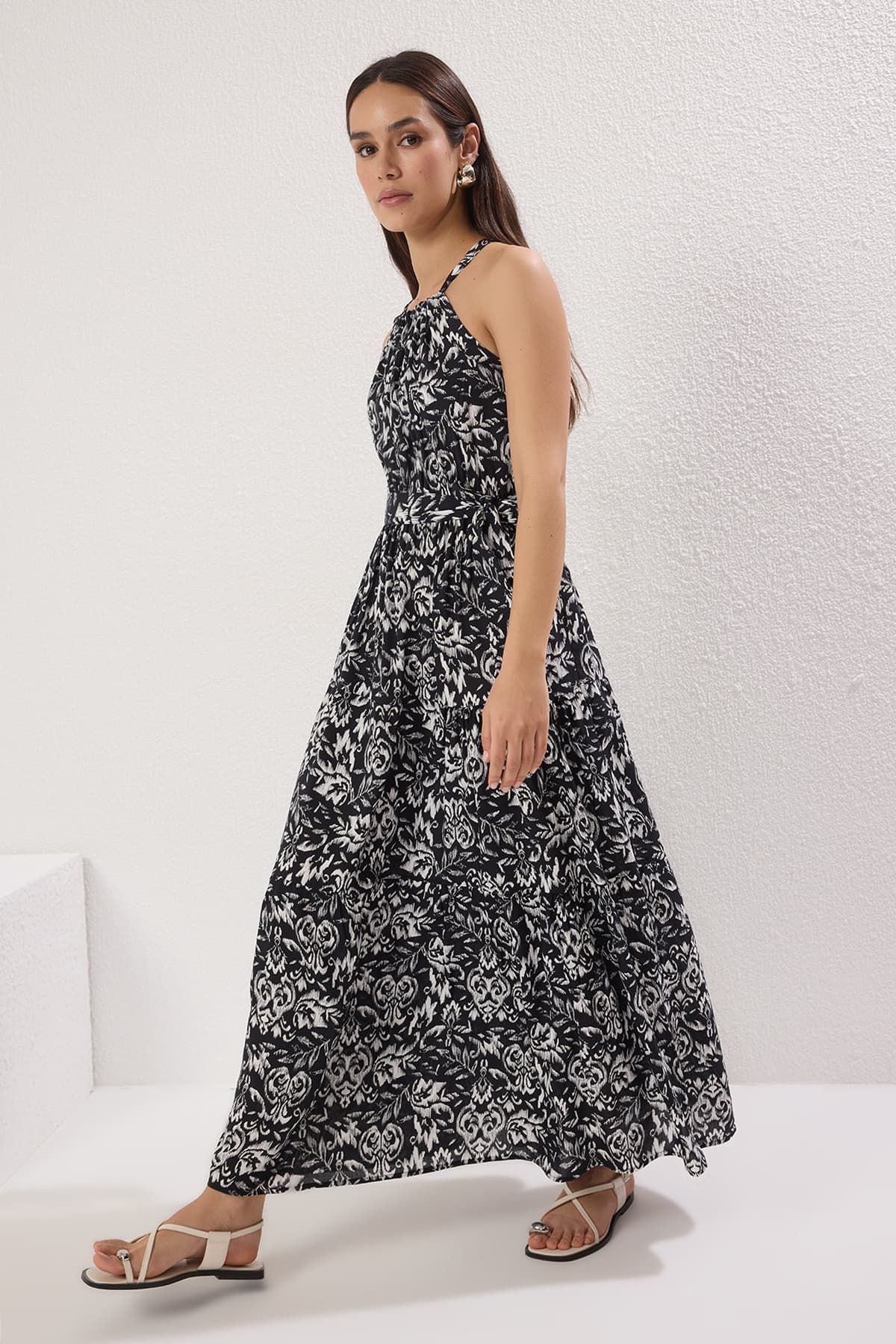 Trendyolmilla Çok Renkli Kuşaklı Boyundan Bağlamalı Halter Yaka Maxi Dokuma Elbise TWOSS24EL00872