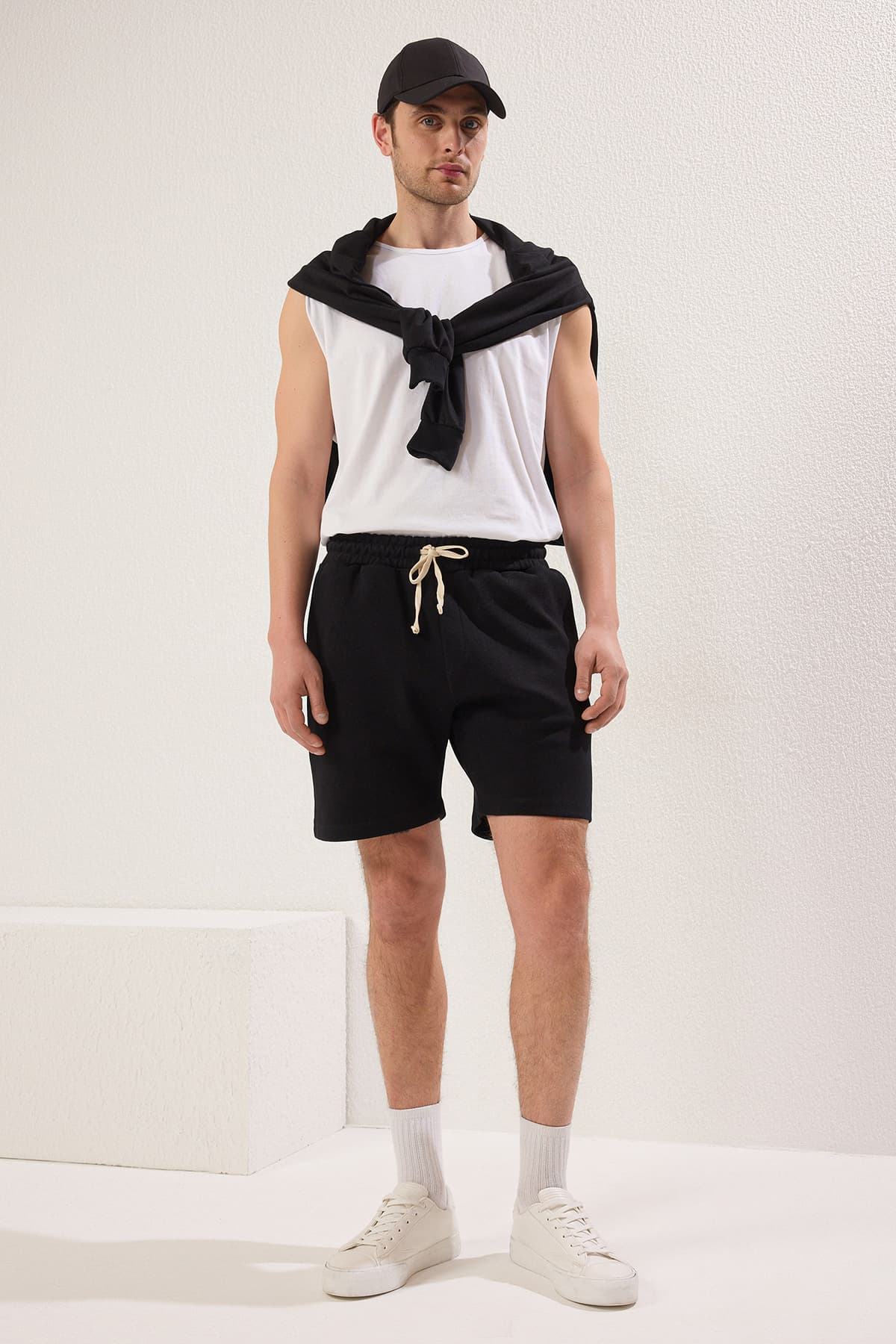 Siyah Regular/Normal Kesim Dokulu %100 Pamuklu Şort