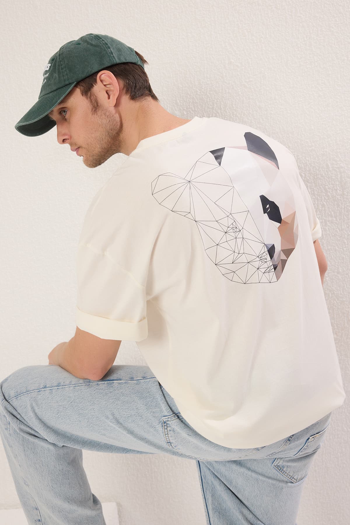Trendyolmilla Man Ekru Oversize/Geniş Kesim Sırt Panda Baskılı %100 Pamuk T-Shirt TMNSS25TS00117