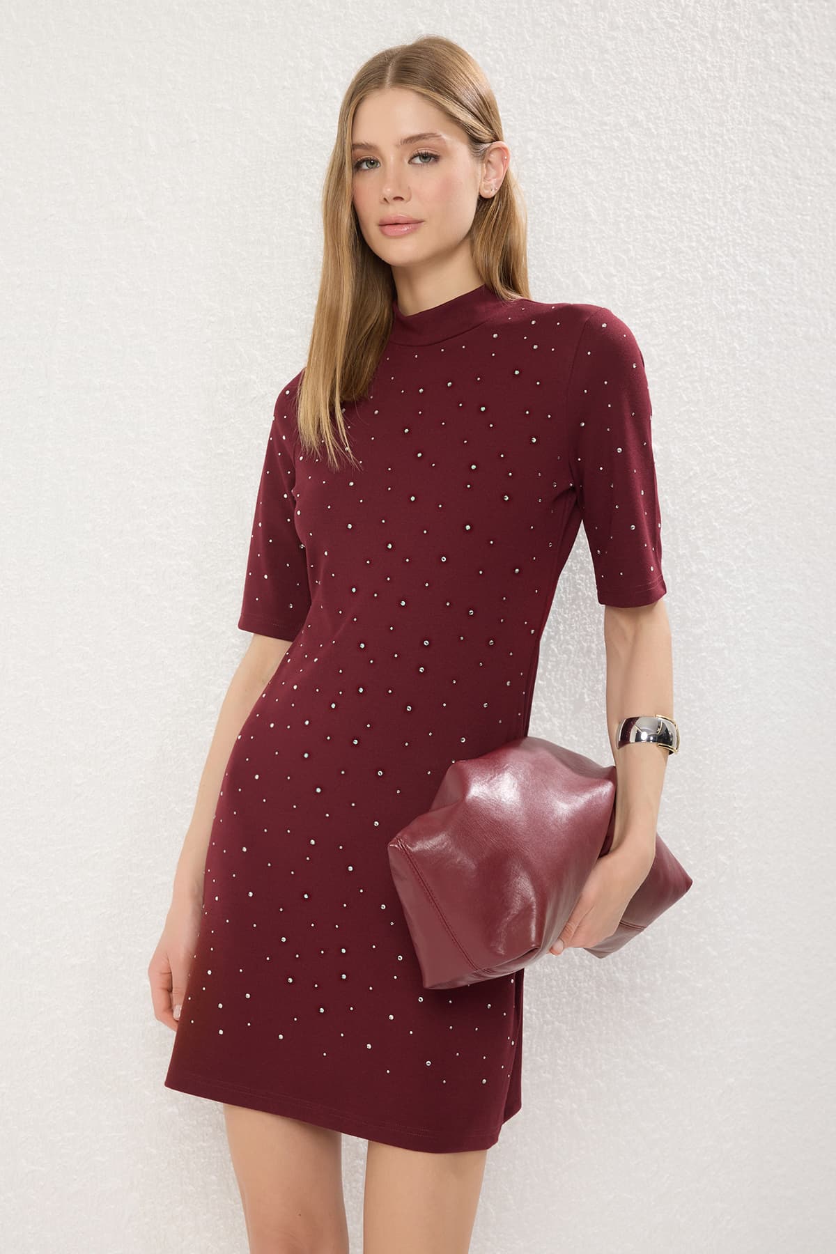 Trendyolmilla Bordo Taş Detaylı Skater/Belden Açılan Kısa Kollu Mini Örme Kalem Elbise TWOAW24EL00395