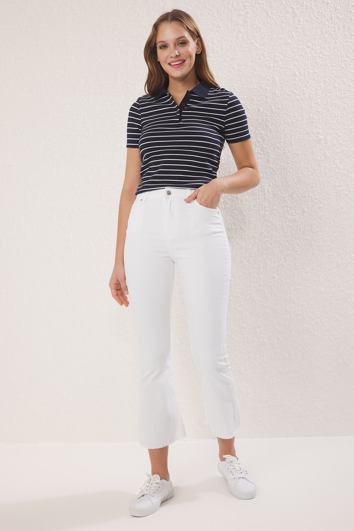 Beyaz Paçası Kesikli Yüksek Bel Crop Flare Jeans