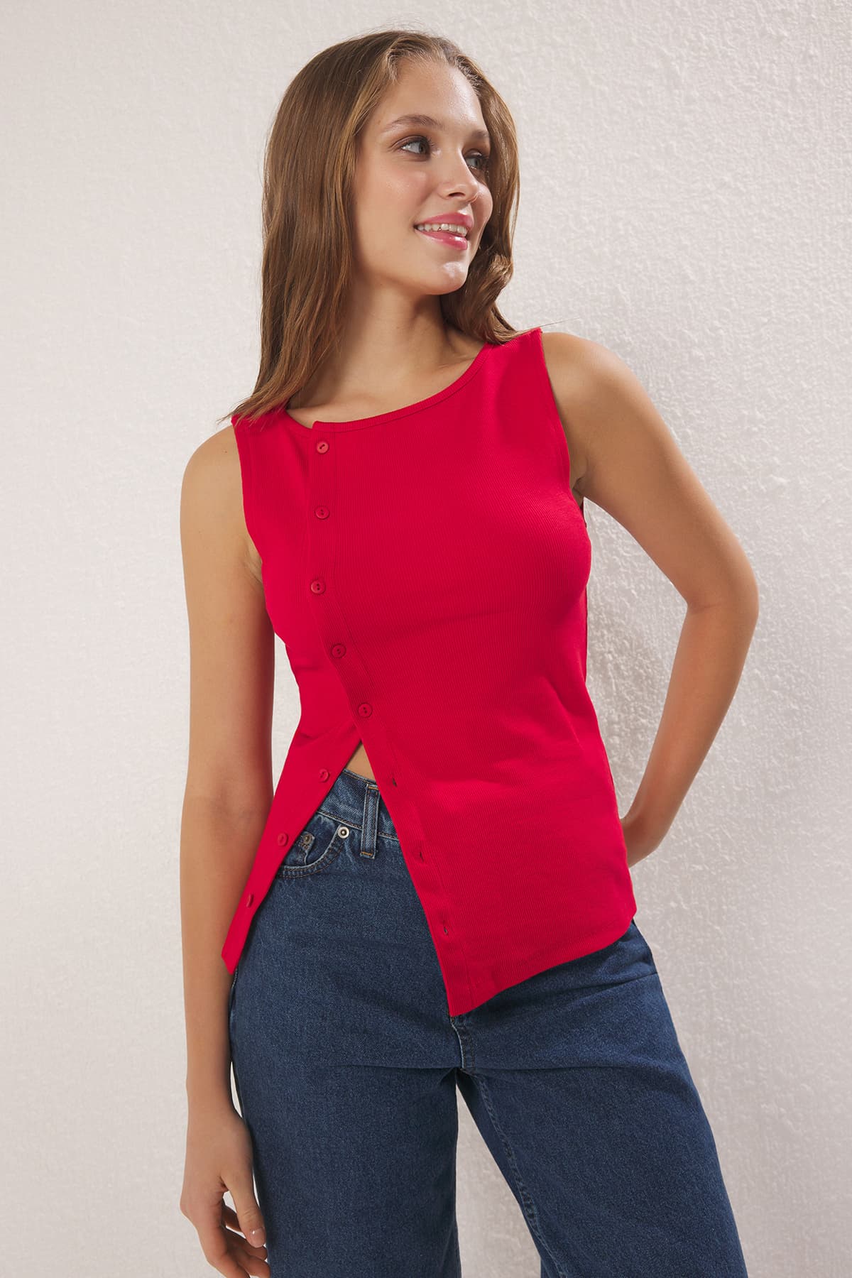 Kırmızı Düğmeli Asimetrik Fitted/Vücuda Oturan Örme Bluz