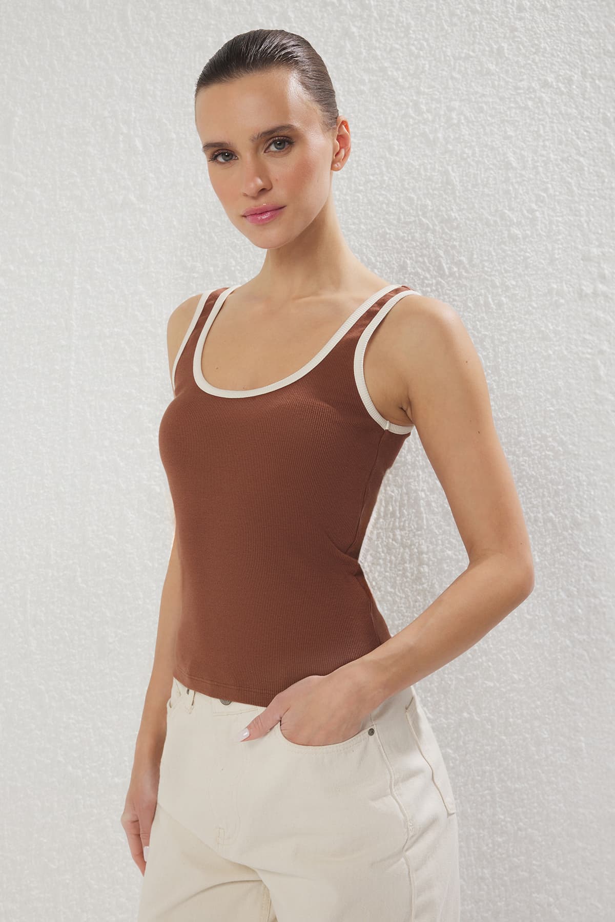 Kahverengi Renk Bloklu Fitted/Vücuda Oturan Havuz Yaka Fitilli Esnek Örme Atlet