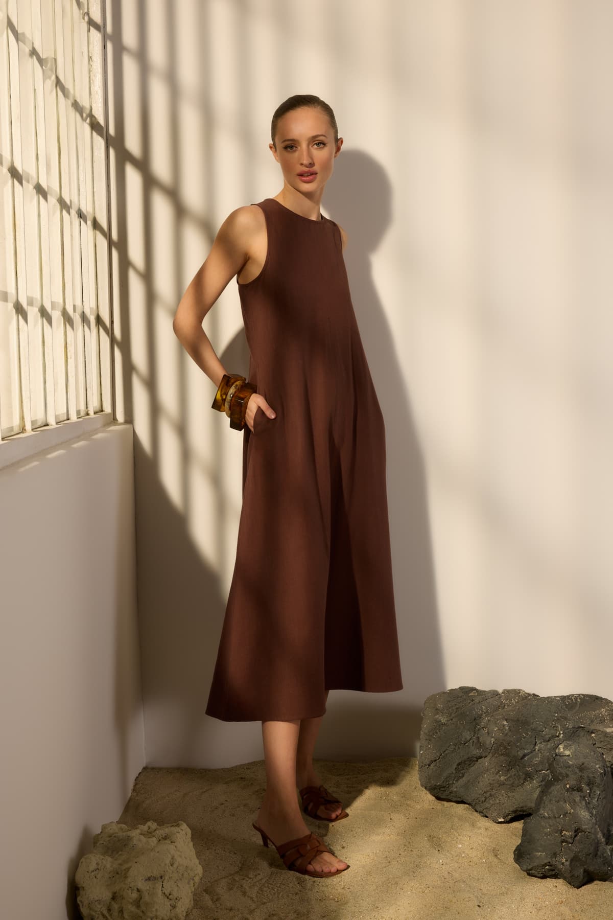 Trendyolmilla Kahverengi Keten Karışımlı Düz Kesim Dikiş ve Cep Detaylı Midi Dokuma Elbise TWOSS25EL00652