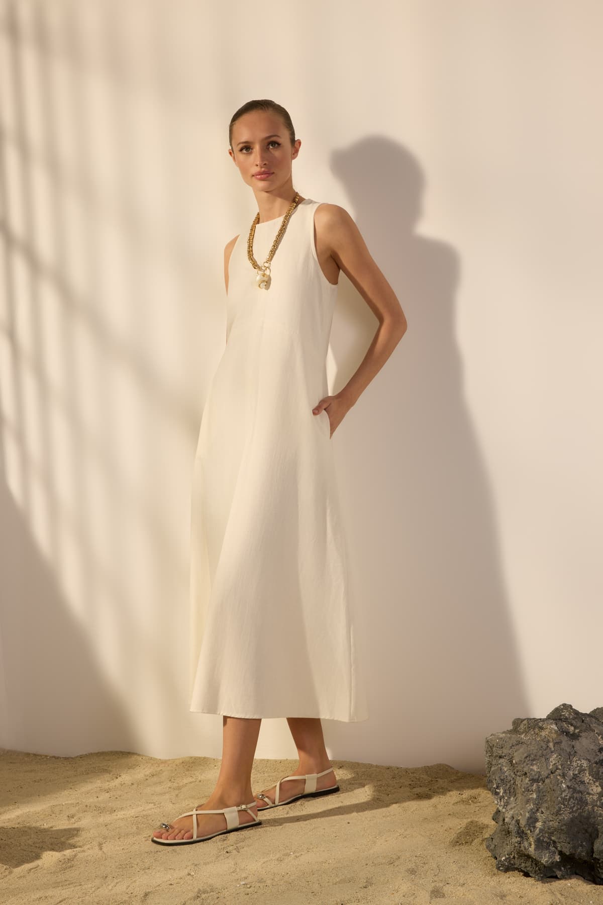 Trendyolmilla Beyaz Keten Karışımlı Düz Kesim Dikiş ve Cep Detaylı Midi Dokuma Elbise TWOSS25EL00652