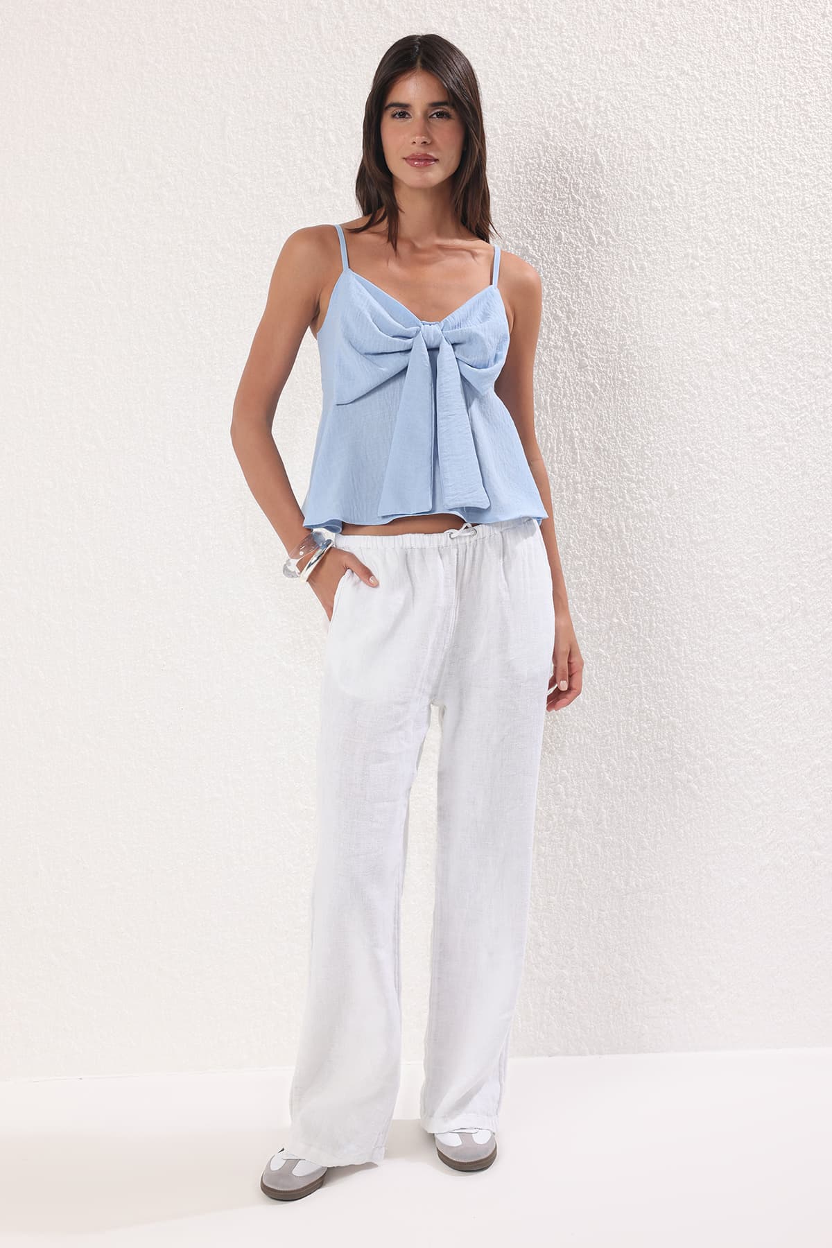 Açık Mavi Keten Görünümlü Fiyonk Detaylı Askılı Dokuma Bluz