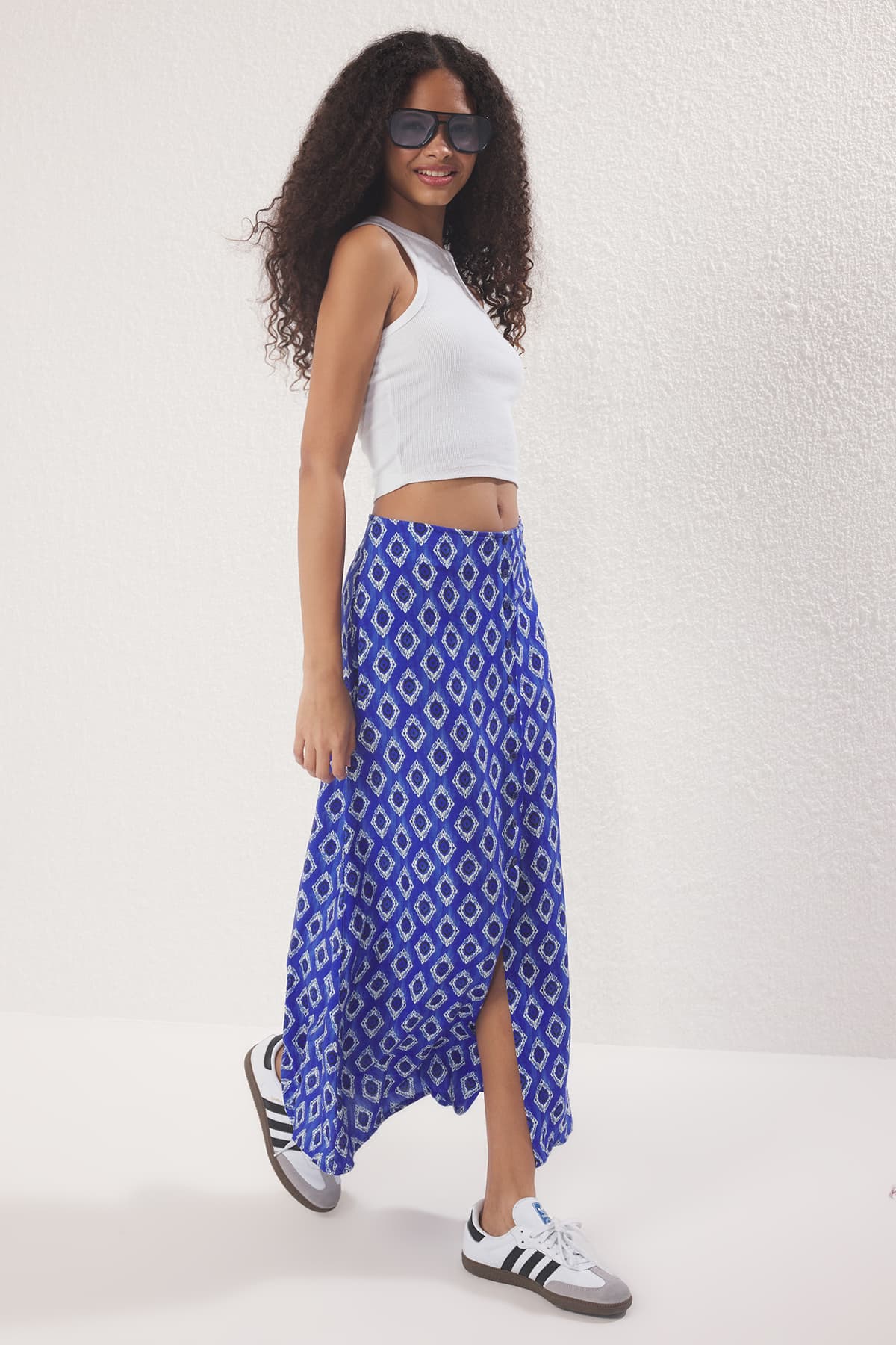 Mavi Çiçek Desenli Önü Düğmeli Yırtmaçlı Viskon Etek