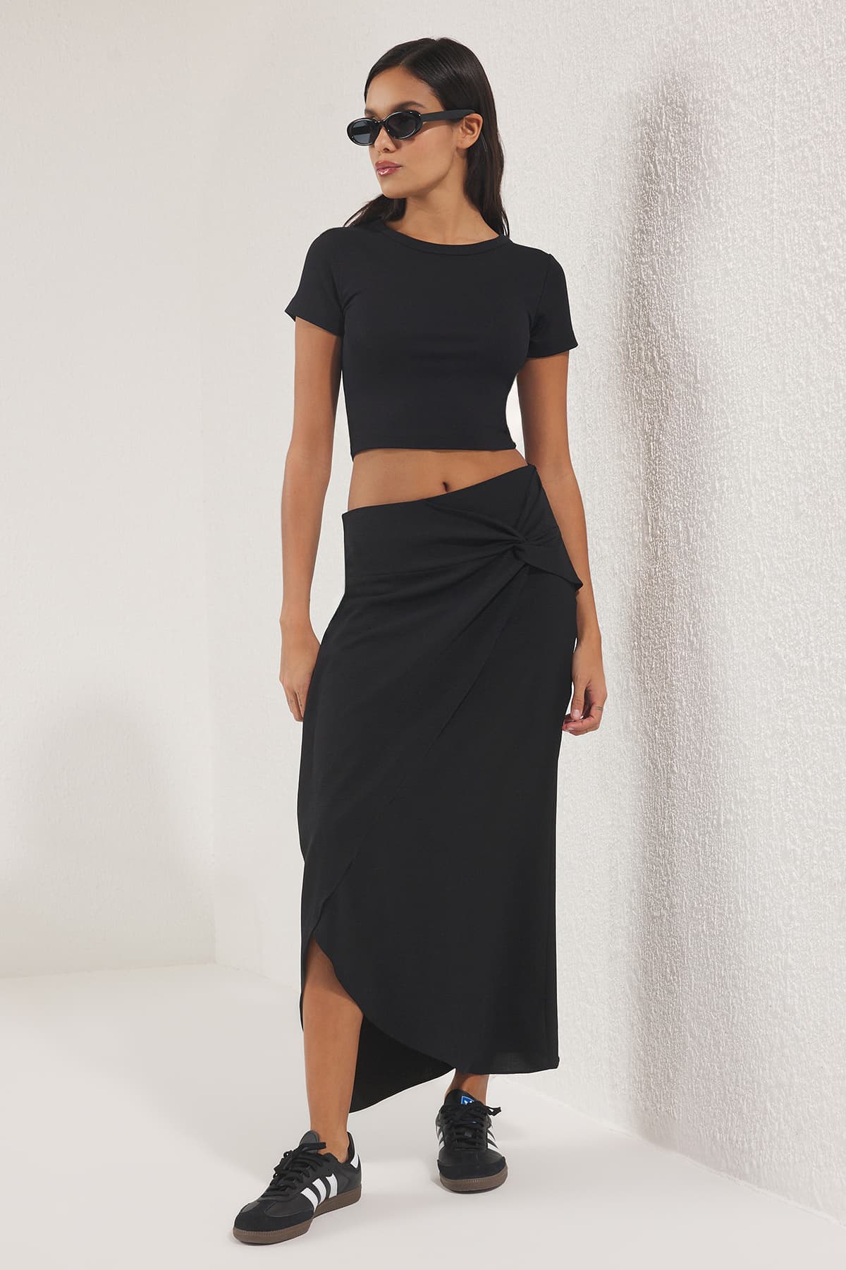 Siyah Ayrobin Düğüm Detaylı Midi Etek