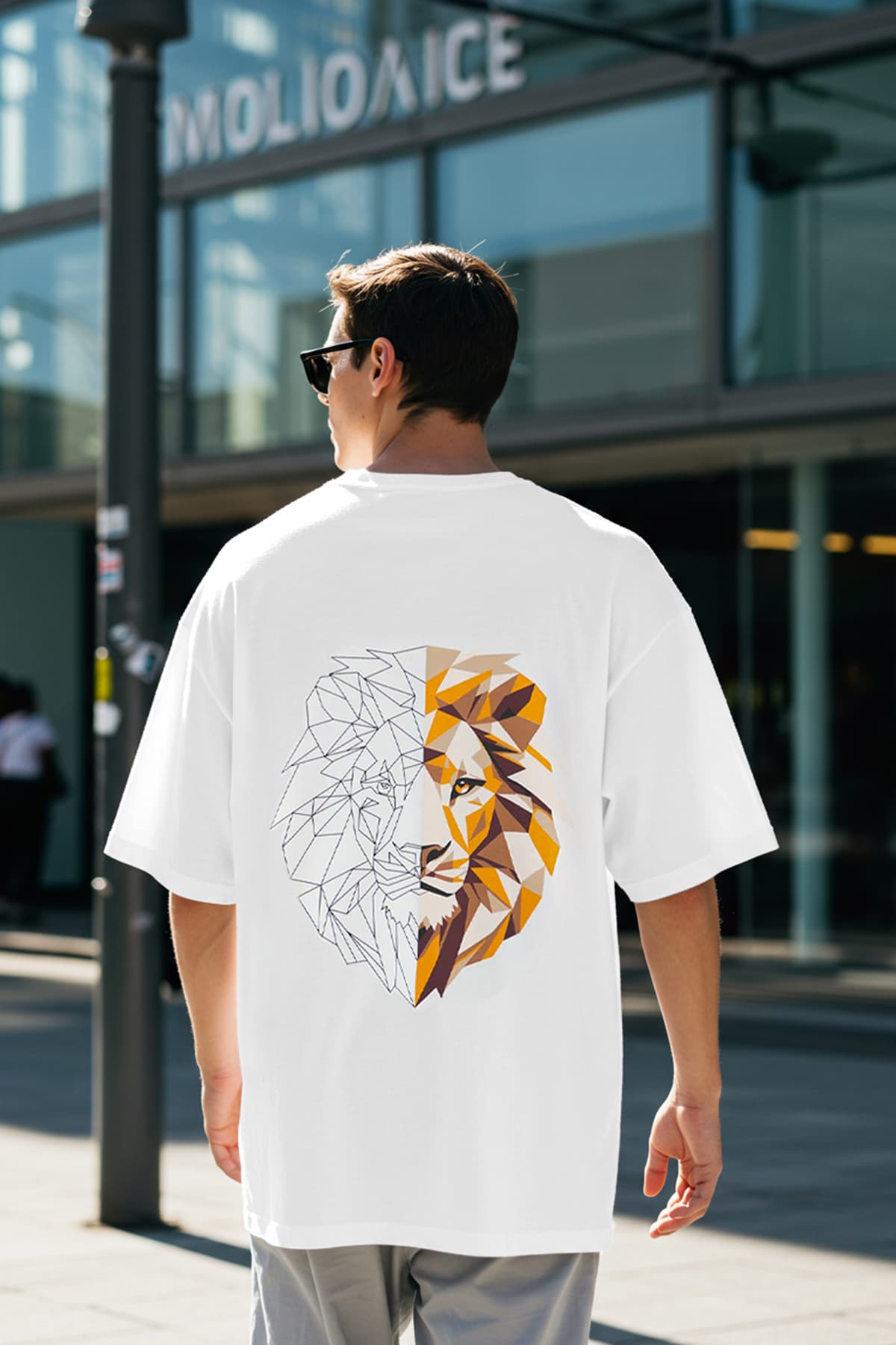 Trendyolmilla Man Ekru Oversize/Geniş Kesim Sırt Aslan Baskılı %100 Pamuk T-Shirt TMNSS25TS00117