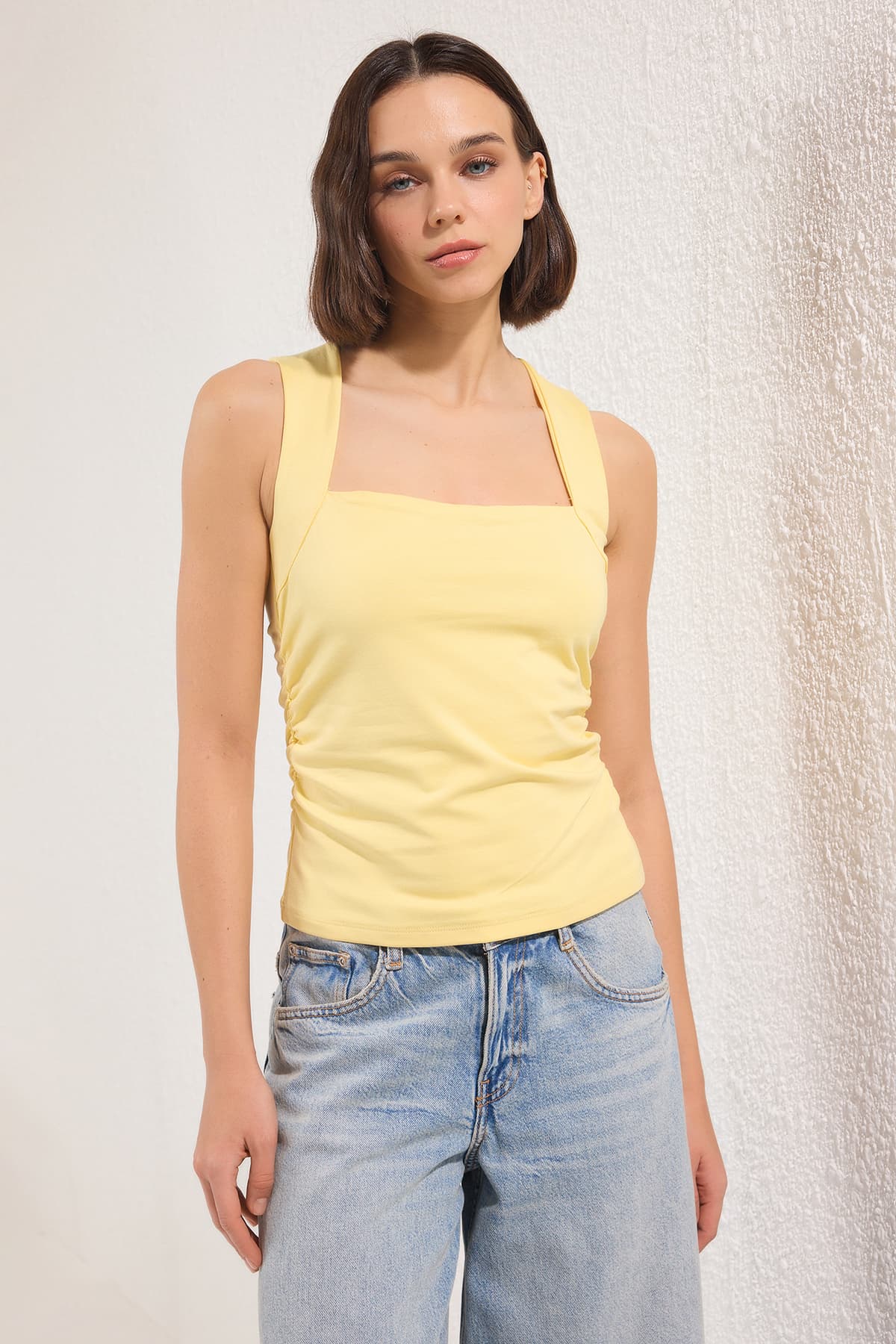 Açık Sarı Düz Kare Yaka Askılı Büzgülü Fitted/Vücuda Oturan Esnek Örme Bluz