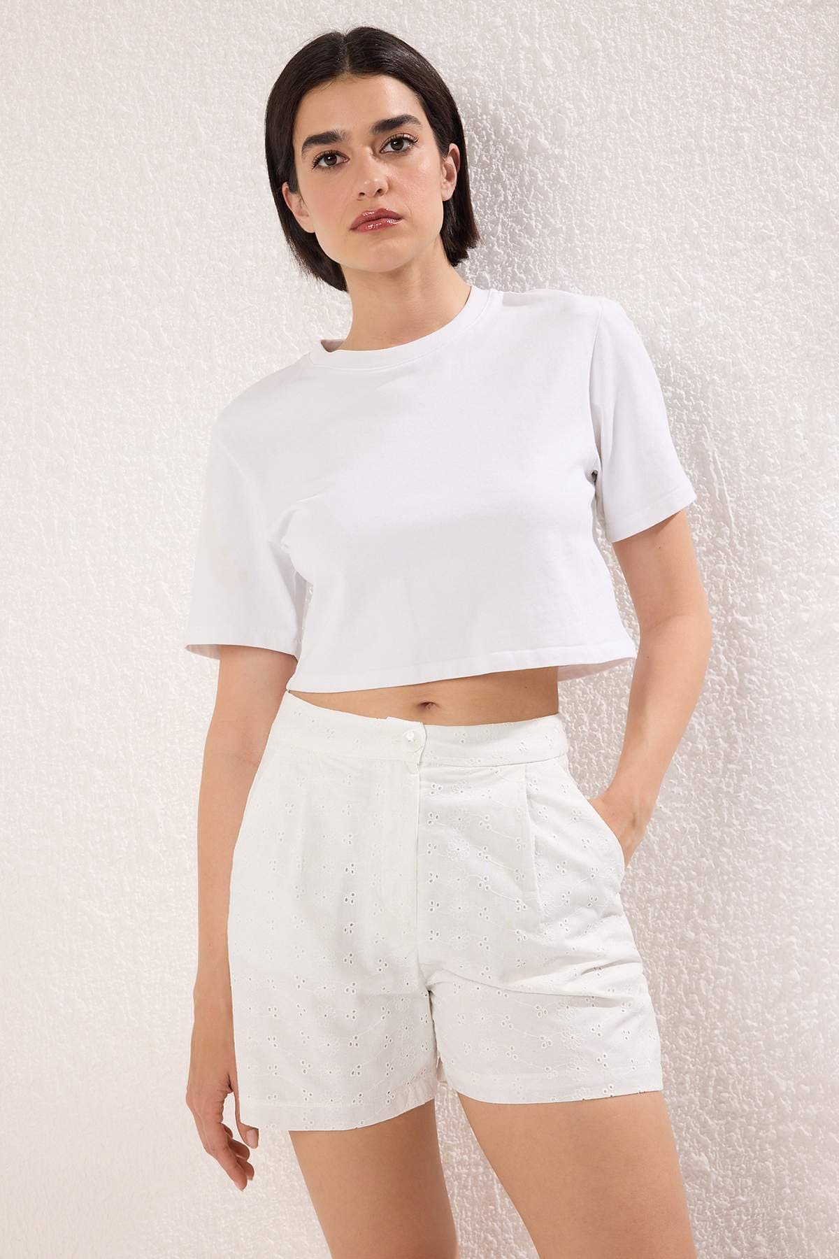 Beyaz Pamuklu Astarlı Brode Kısa Şort & Bermuda