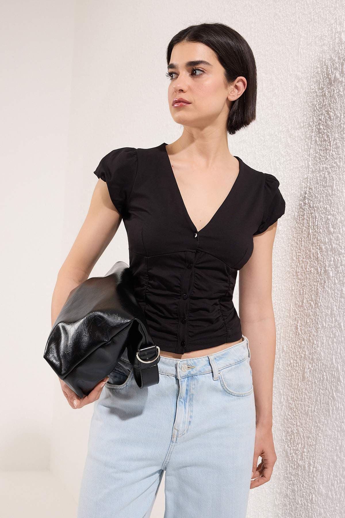 Siyah Pamuklu Büzgülü Düğmeli V Yaka Vücuda Oturan Süper Esnek Örme Bluz