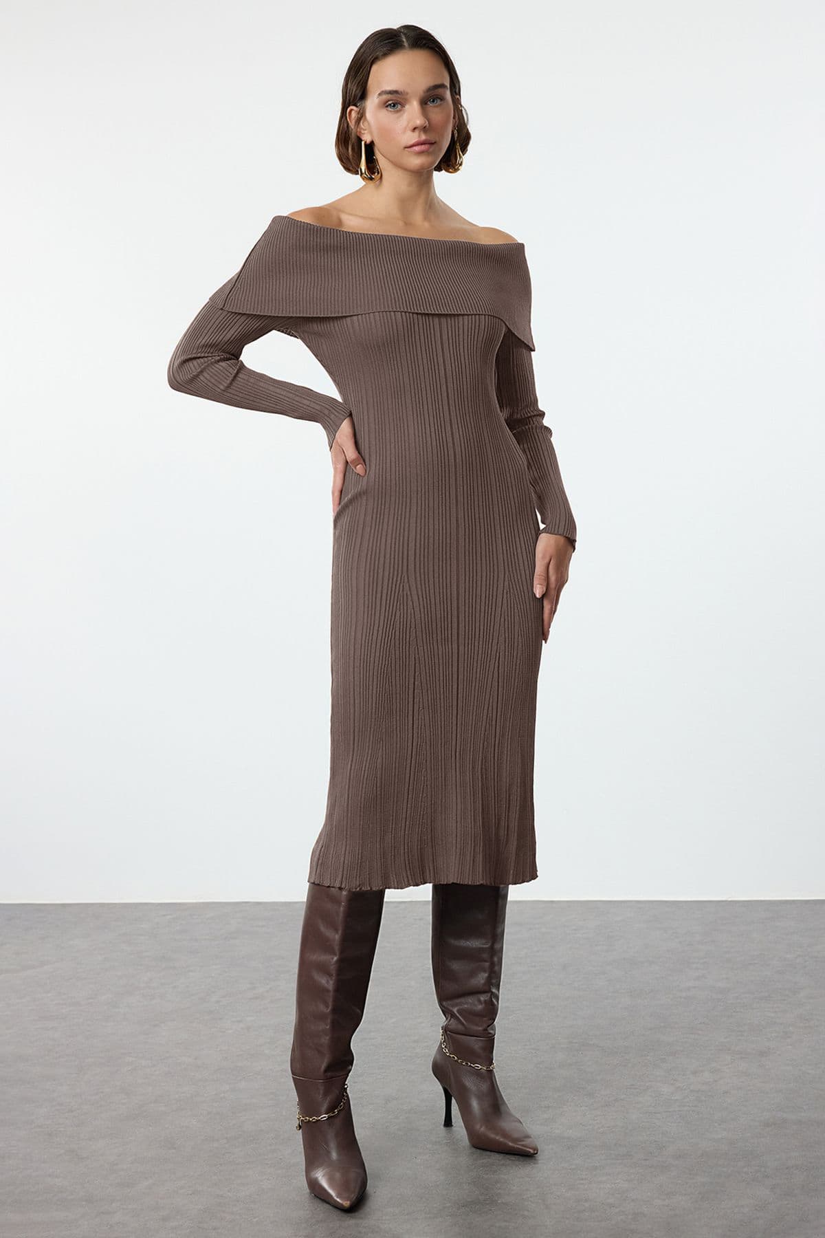 Trendyolmilla Vizon Düz Midi Basic Carmen Yaka Triko Elbise TWOAW25EL00033