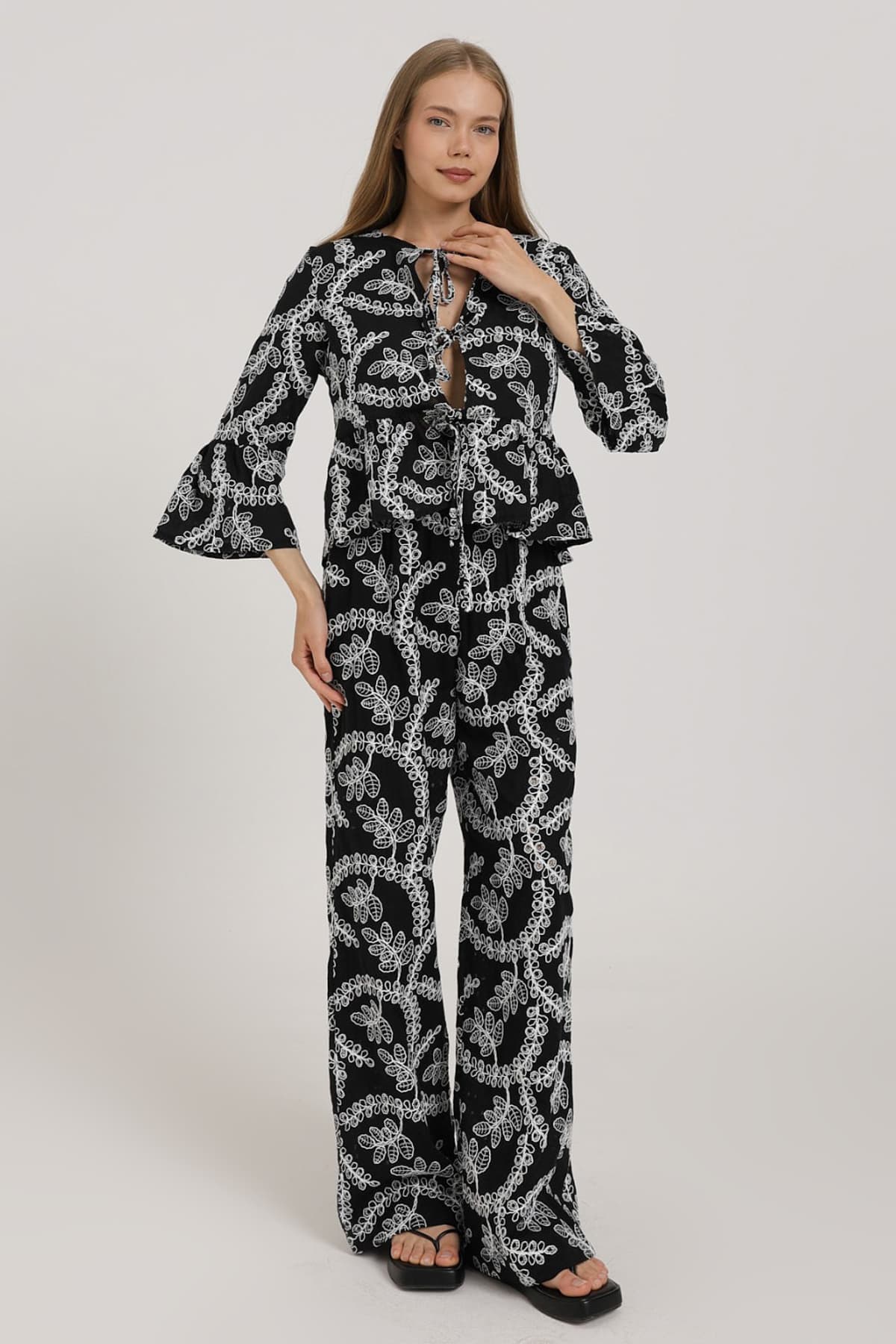 Trendyolmilla Siyah Nakışlı Geniş Paça Pantolon TWOSS25PL00129