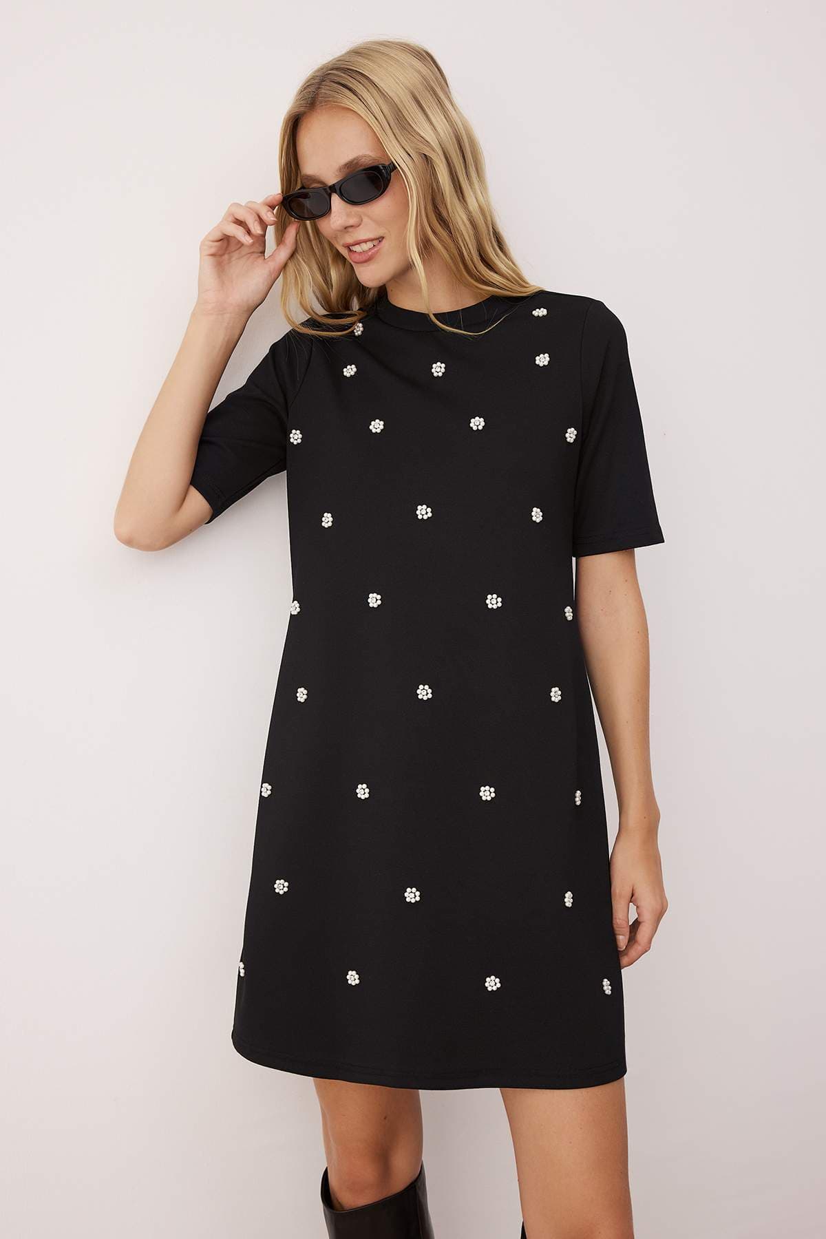 Trendyolmilla Siyah İncili Turvakar Kol Mini Örme Elbise TWOAW26EL00169