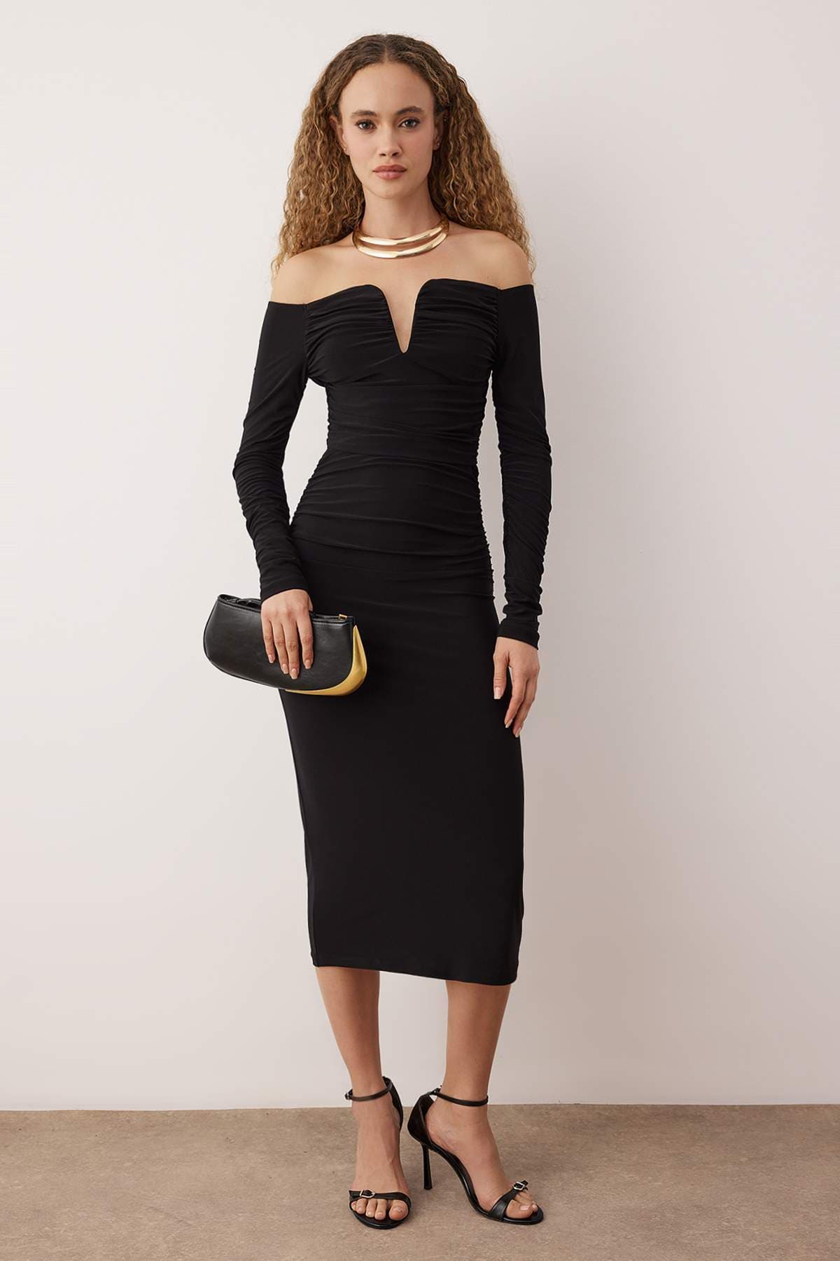 Trendyolmilla Siyah Vücuda Oturan Carmen Yaka Örme Elbise TPRAW25EL00073