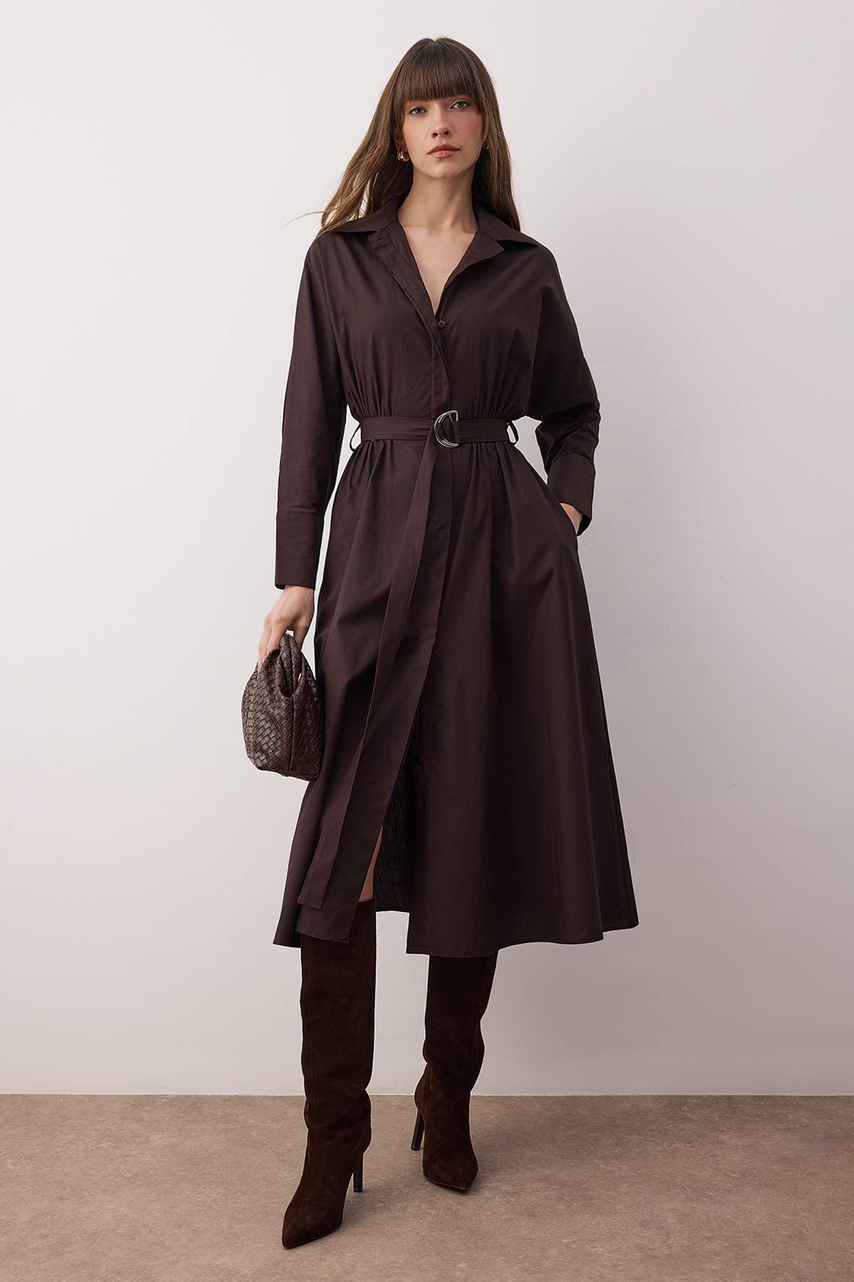 Trendyolmilla Koyu Kahverengi Kuşaklı Midi Dokuma Elbise TWOAW26EL00338