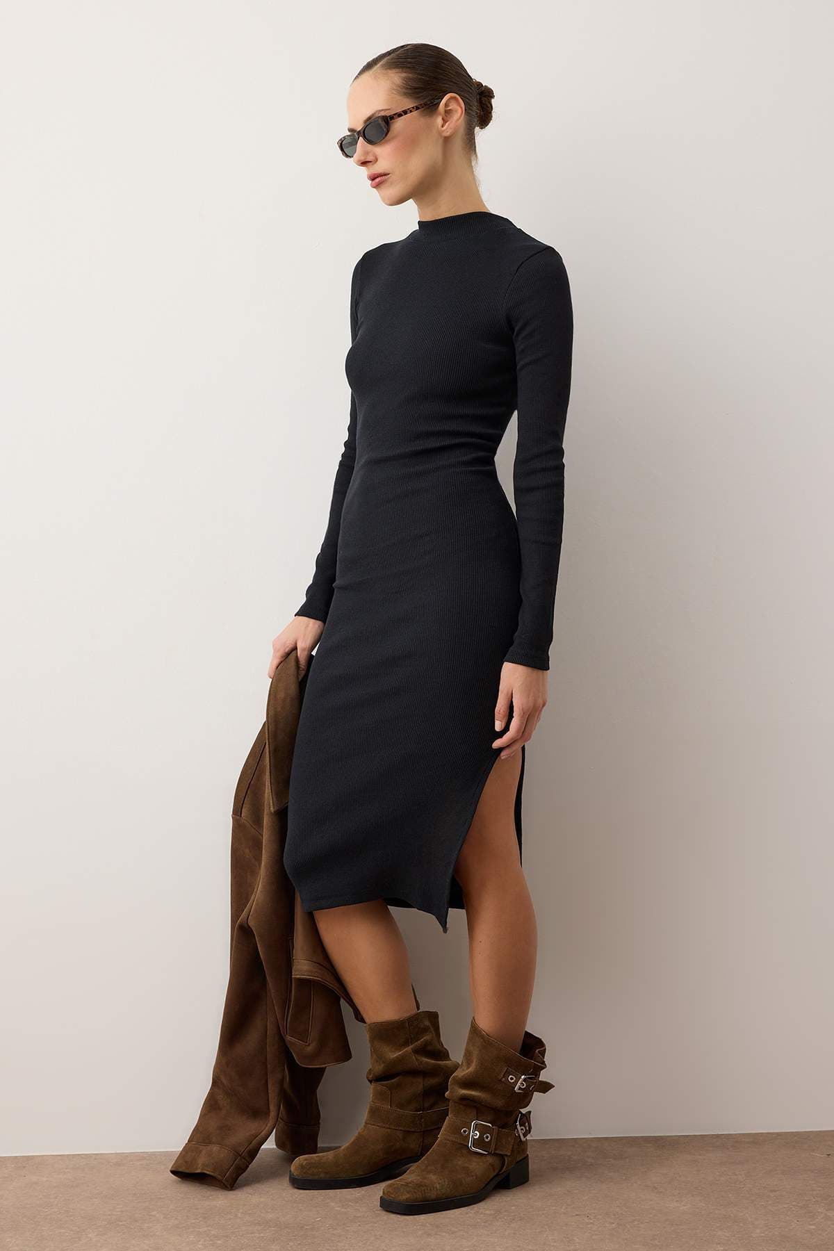 Trendyolmilla Siyah Vücuda Oturan Yırtmaçlı Bisiklet Yaka Midi Fitilli Esnek Örme Kalem Elbise TWOAW21EL0135