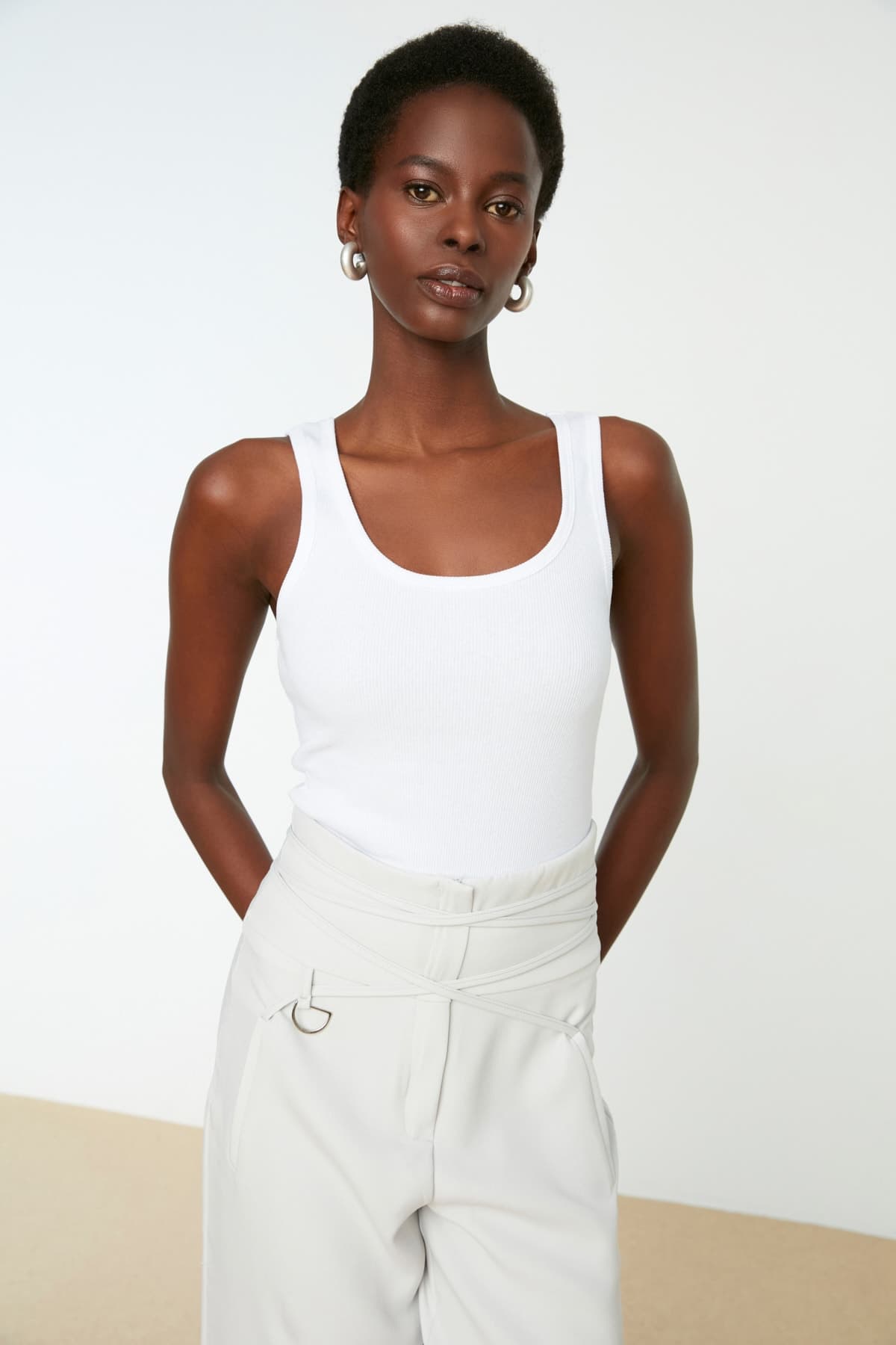 Beyaz Fitted/Vücuda Oturan Havuz Yaka Fitilli Esnek Örme Atlet