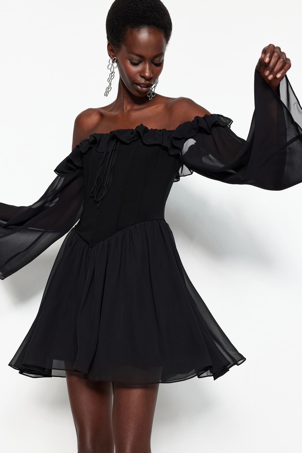 Siyah A-Kesim Astarlı Volanlı Dokuma Şifon Kısa Şık Abiye Gece Mezuniyet Elbisesi